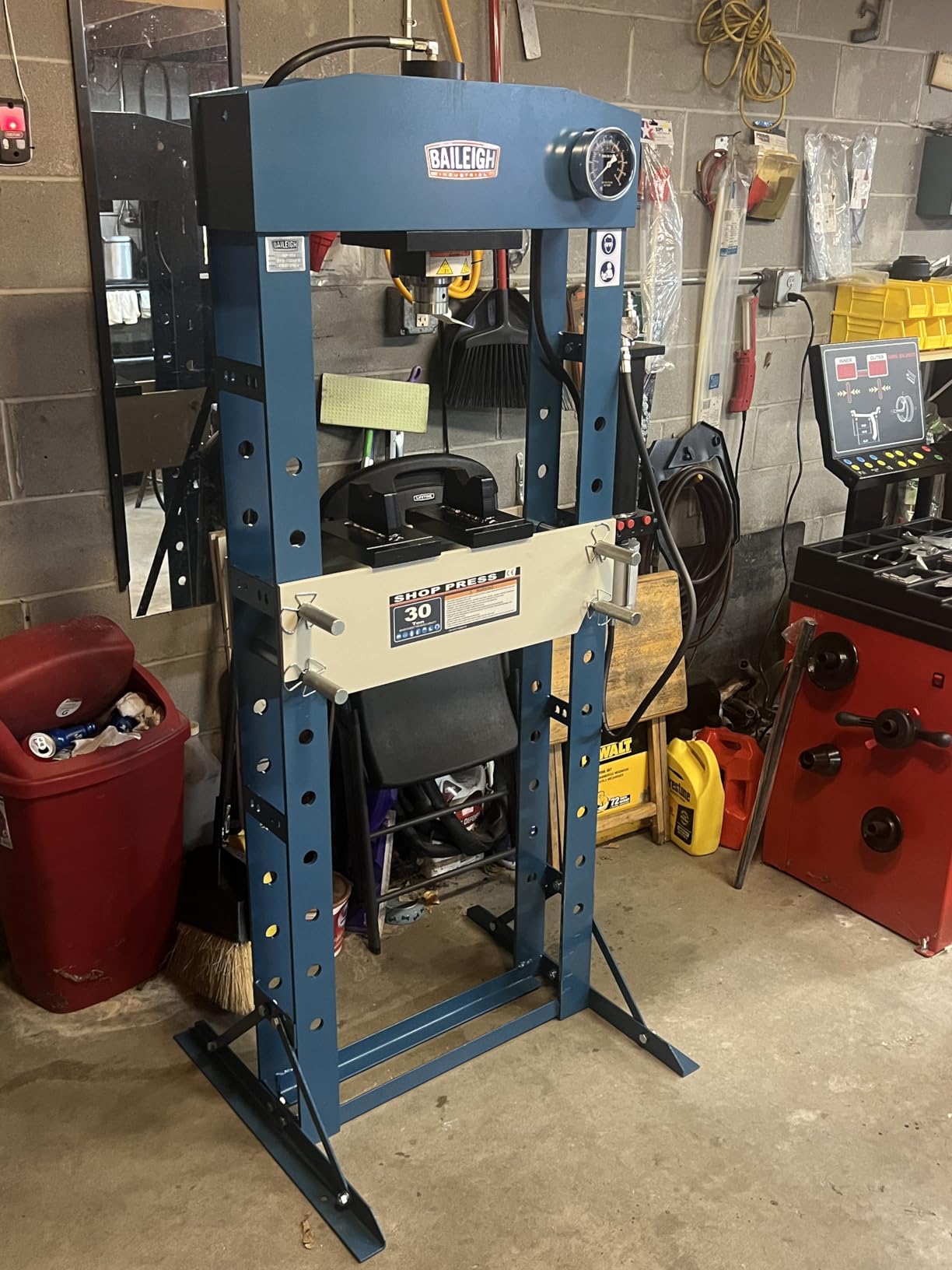 Baileigh 30-Ton H-Frame Pneumatic Shop Press (Model HSP-30A) customer photo 2