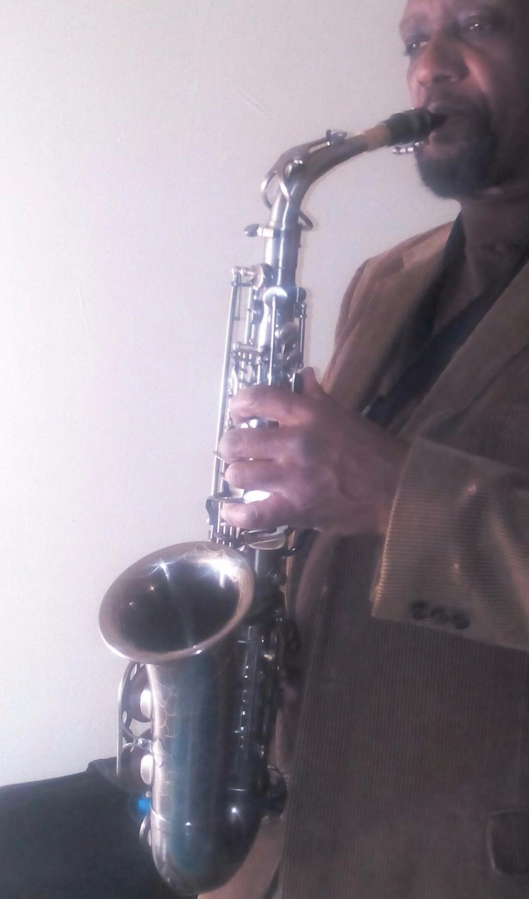 Glory Gold Laquer E Flat Alto Saxophone with 11 reeds, 8 Pads cushions, case, carekit customer photo 2