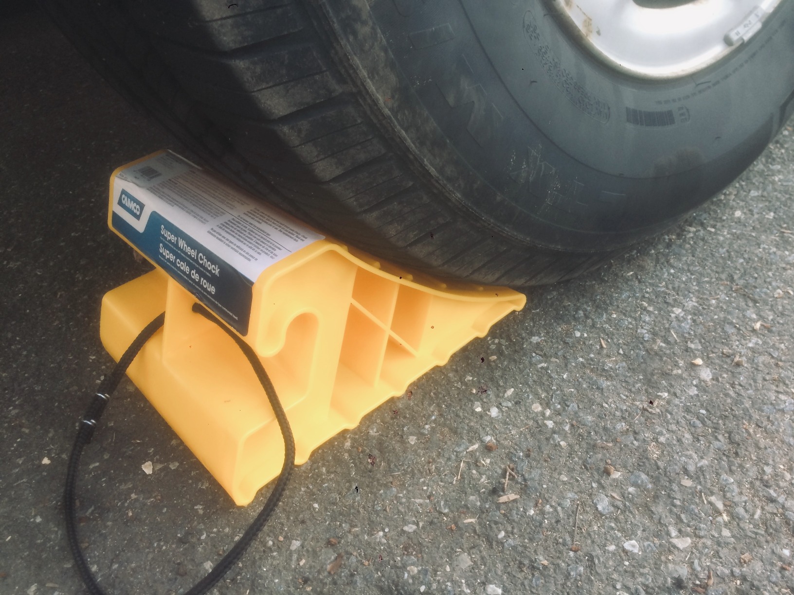 Camco Super Wheel Chock w/Rope - Large, Heavy Duty Trailer Wheel Chock Constructed of Durable Plastic - Features Rope Handle for Easy Removal - Use w/Tires Up to 29-inches - 44475 customer photo 1
