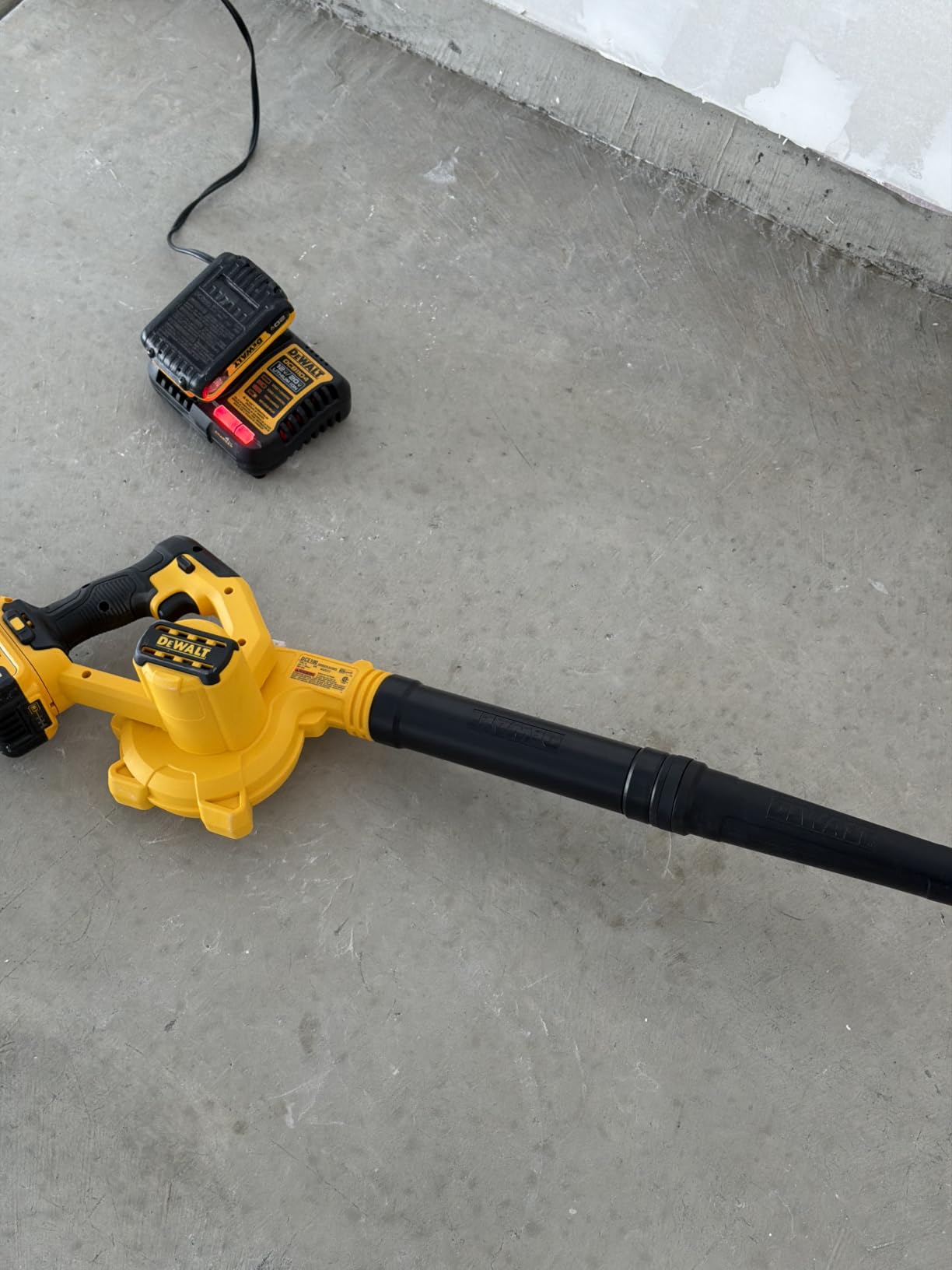 DEWALT 20V MAX Blower, 100 CFM Airflow, Variable Speed Switch, Includes Trigger Lock, Bare Tool Only (DCE100B) customer photo 2