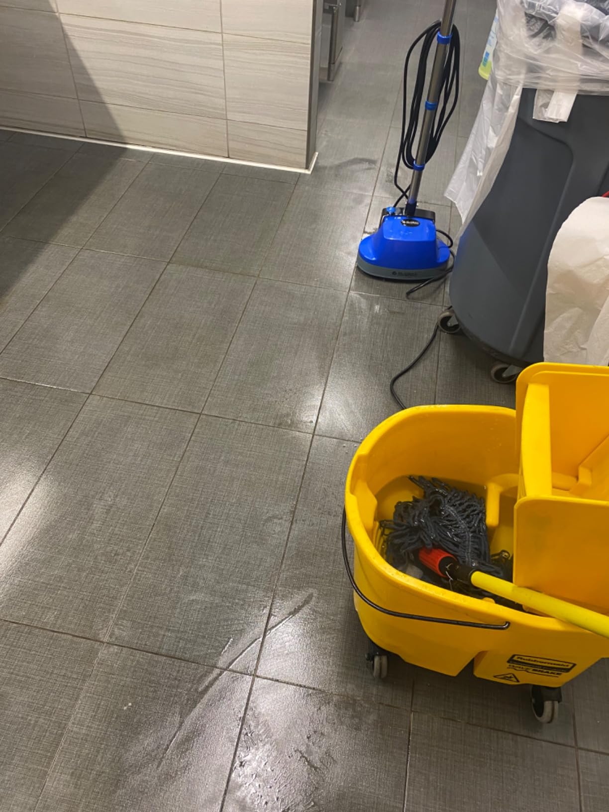 Global Industrial Mini Floor Scrubber With Floor Pads, 11