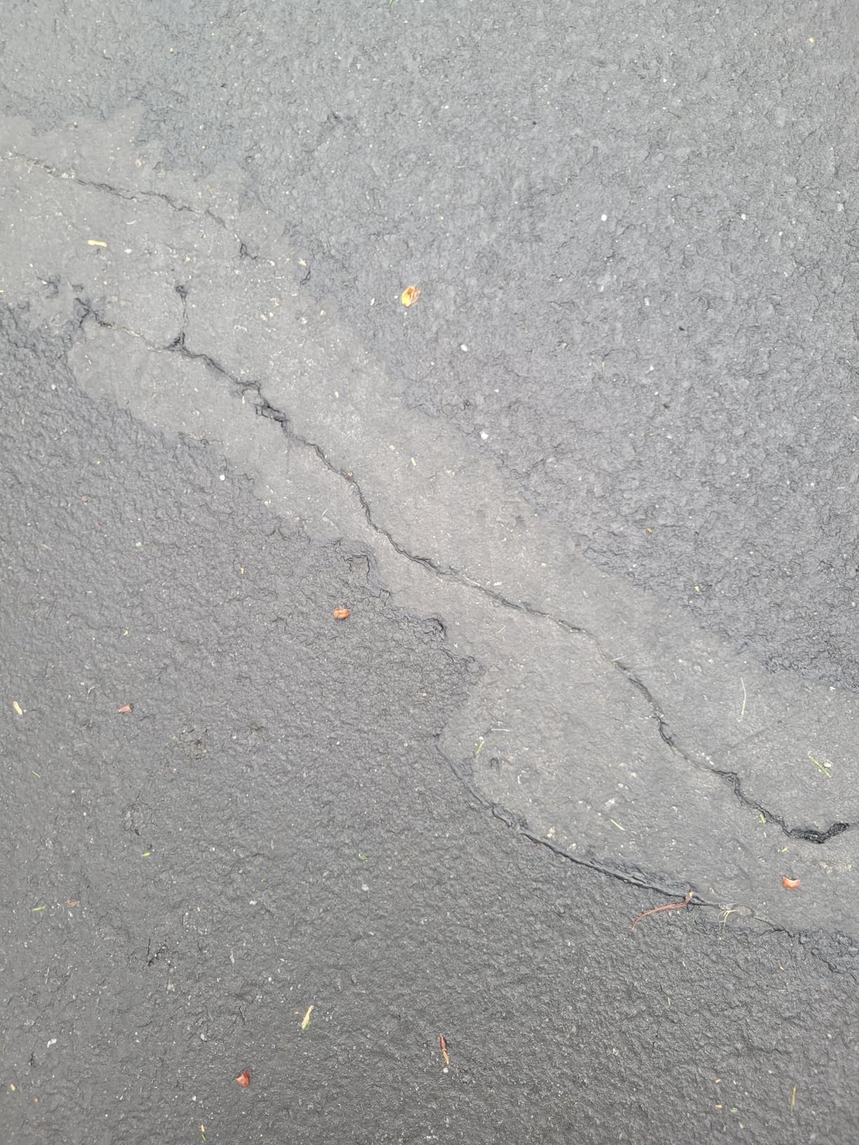 Red Devil 0637 Asphalt Crack Filler Sealant - Black Acrylic Driveway Sealer for Cracks & Joints, Forms a Water-Resistant Seal, 10.1 fl oz, Pack of 4, Made in USA customer photo 1