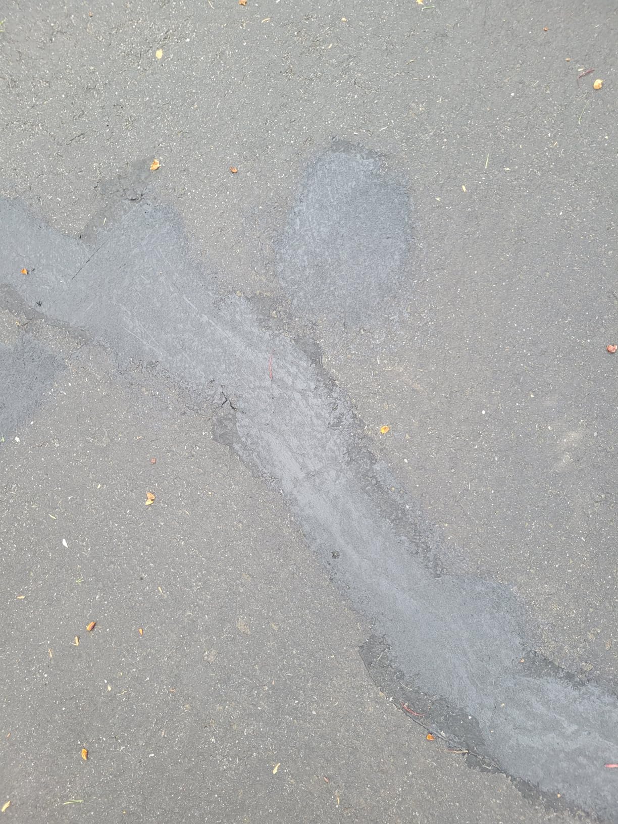 Red Devil 0637 Asphalt Crack Filler Sealant - Black Acrylic Driveway Sealer for Cracks & Joints, Forms a Water-Resistant Seal, 10.1 fl oz, Pack of 4, Made in USA customer photo 2