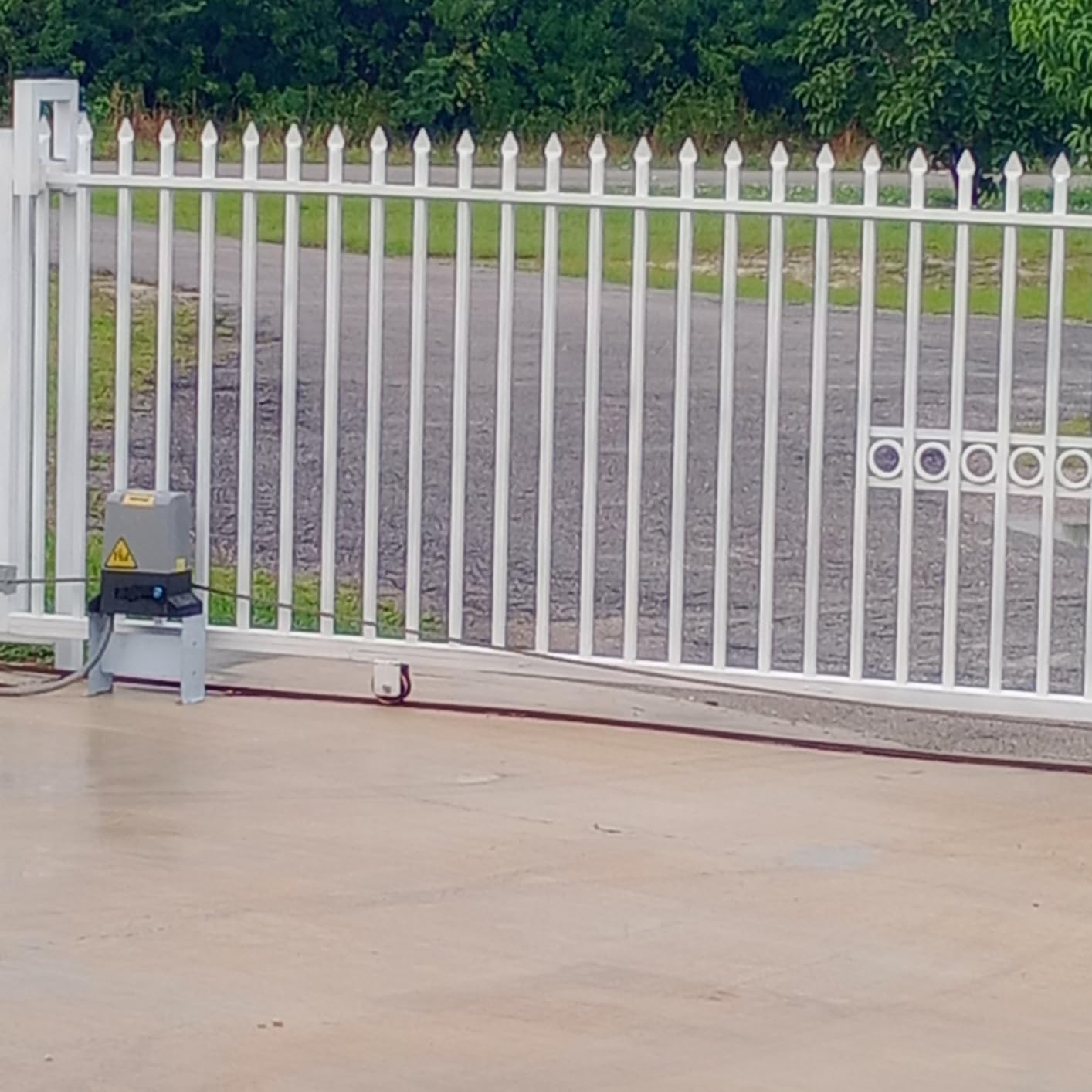 Vevor Automatic Sliding Gate Opener 1400LBS with 2 Remote Controls, Electric Rolling Driveway Slide Gate Motor customer photo 1