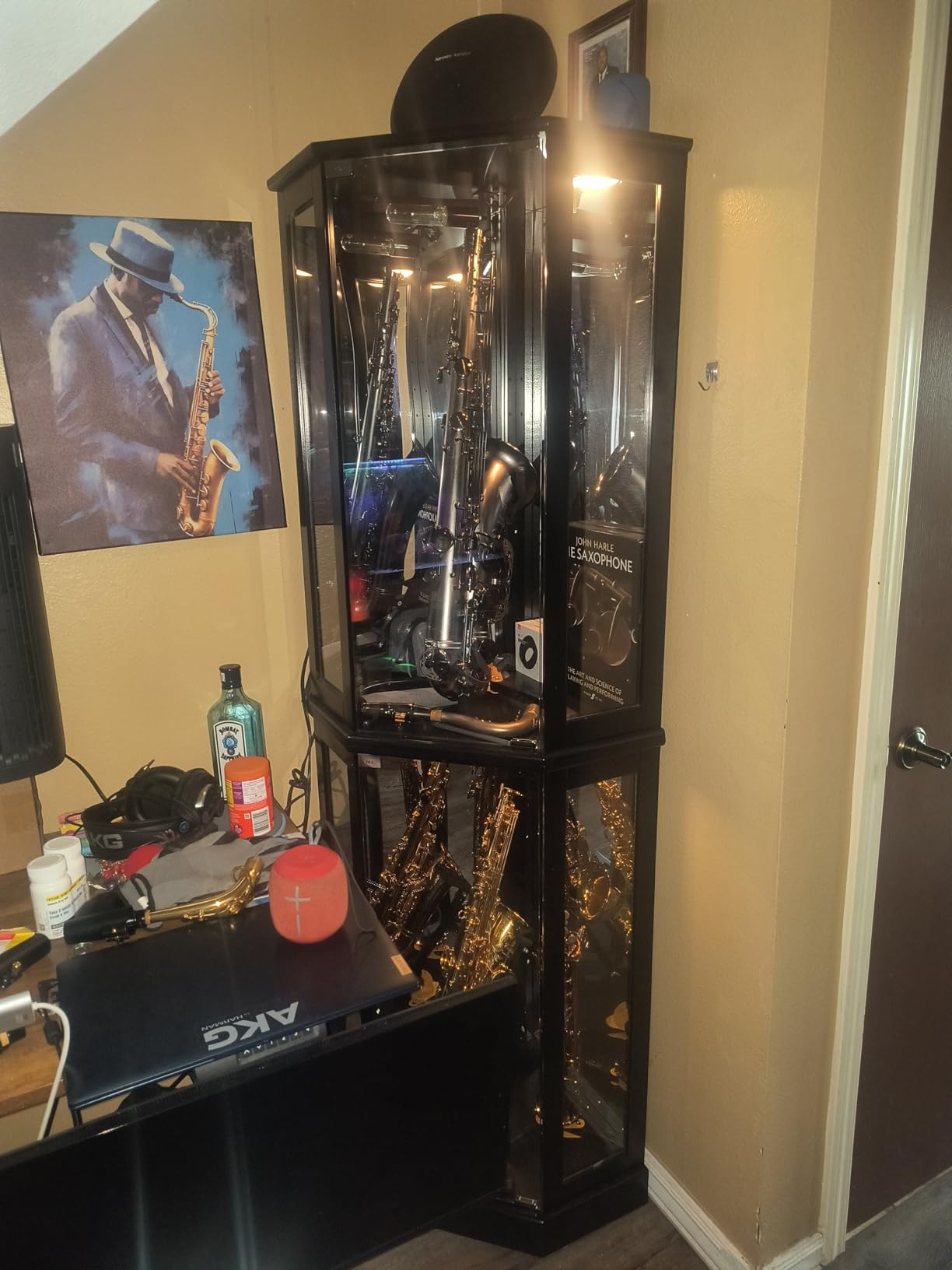 BELLEZE Lighted Curio Cabinet Corner Display Case for Living Room, China Hutch with Tempered Glass Doors and Shelves, Wooden Accent Cabinet, Bar and Liquor Storage Area - Ashfield (Oak) customer photo 2