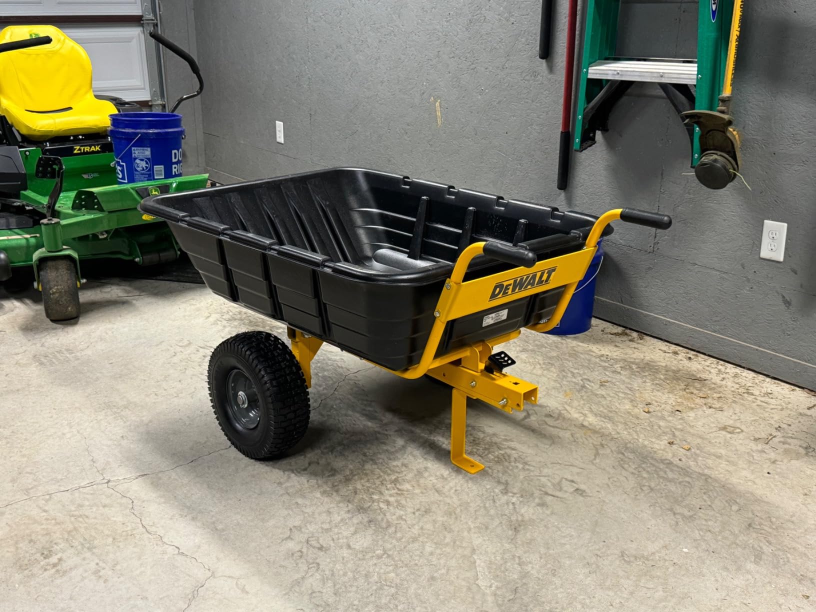 DEWALT Swivel/Dump Cart - Convertible to Tow/Wheelbarrow customer photo 2