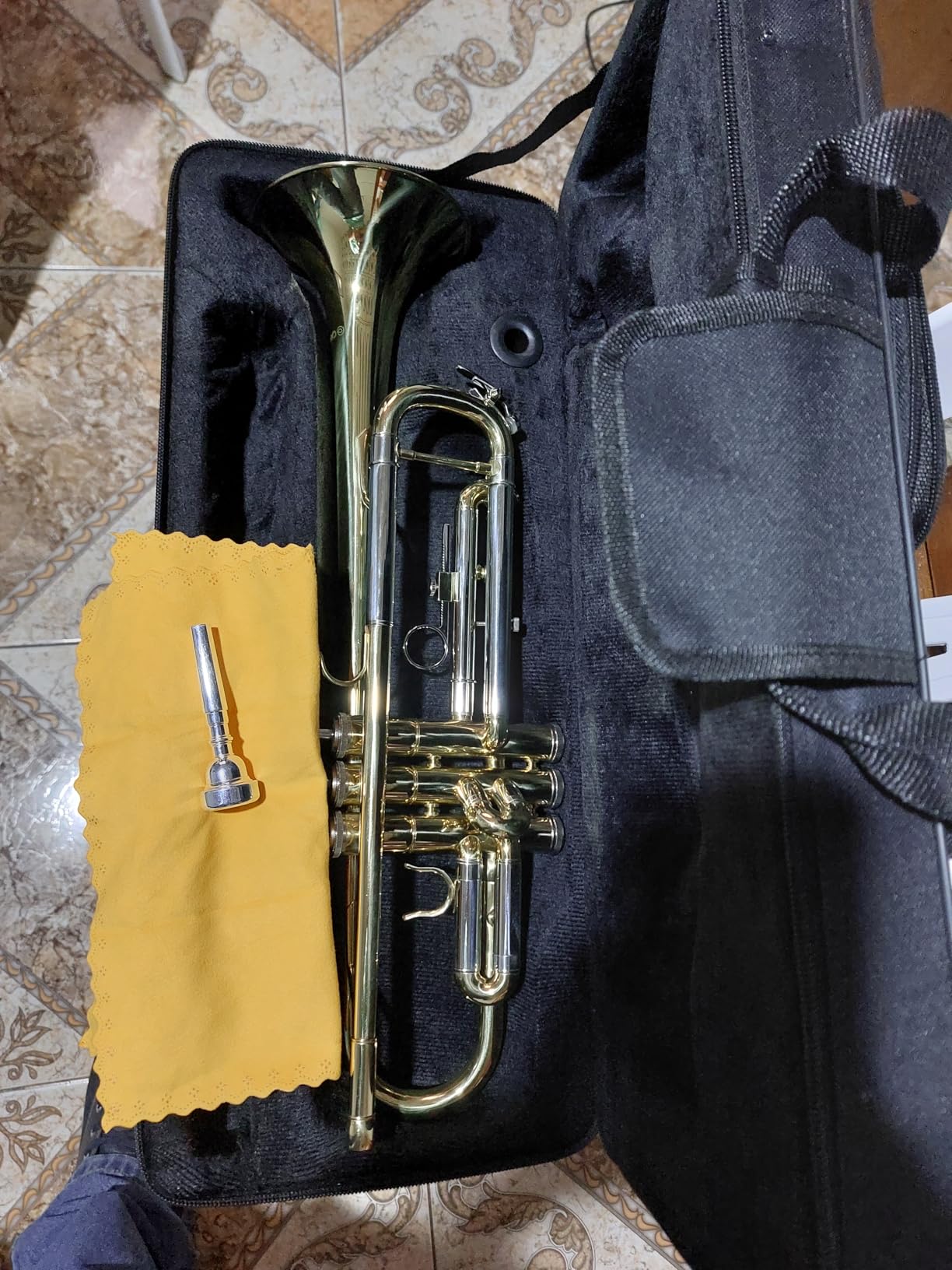 CAHAYA Bb Trumpet Instrument Brass Student Trumpet Trompeta Set Gold, Includes hard case, 7C mouthpiece & gloves. Standard brass trumpet instrument for beginner and advanced students. customer photo 1