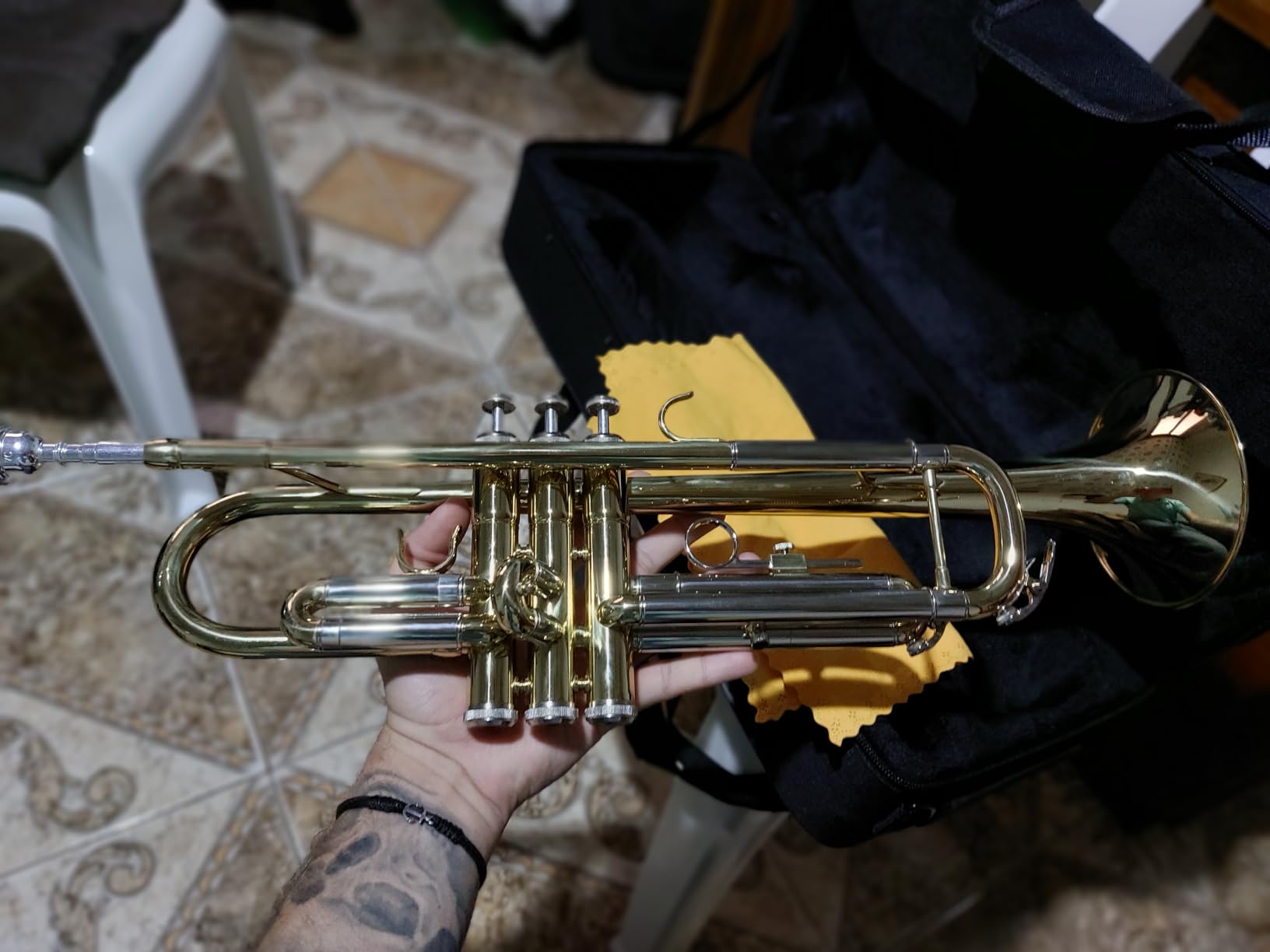 CAHAYA Bb Trumpet Instrument Brass Student Trumpet Trompeta Set Gold, Includes hard case, 7C mouthpiece & gloves. Standard brass trumpet instrument for beginner and advanced students. customer photo 2