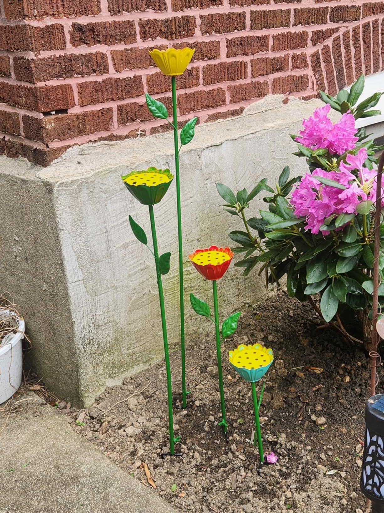 DREAMSOUL Flower Bird Bath Stake, Small Bird Bath for Outside, 4 Pack | Delicate Flower Appearance, Solid Metal Birdbath Set, Compact Size, Lovely Present for Bird Lovers for All Garden Decor customer photo 2