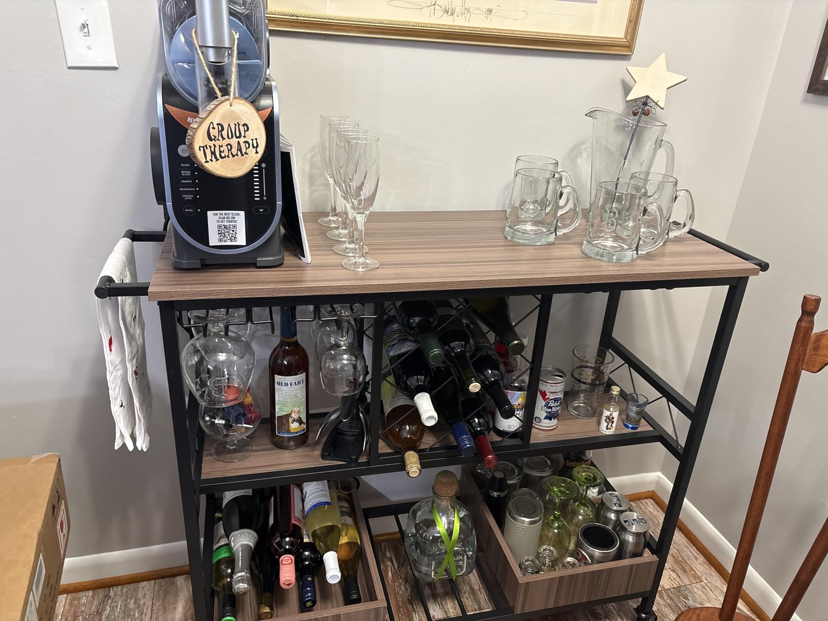 VEVOR Bar Cart, 2 Tiers Home Kitchen Serving Carts, Modern Rolling Utility Station on Wheel, Mobile Drink Beverage Trolley with Wooden & Mesh Shelf, Wine Rack, Glass Holder, 33.86x11.81x32.68 in, Gold customer photo 2