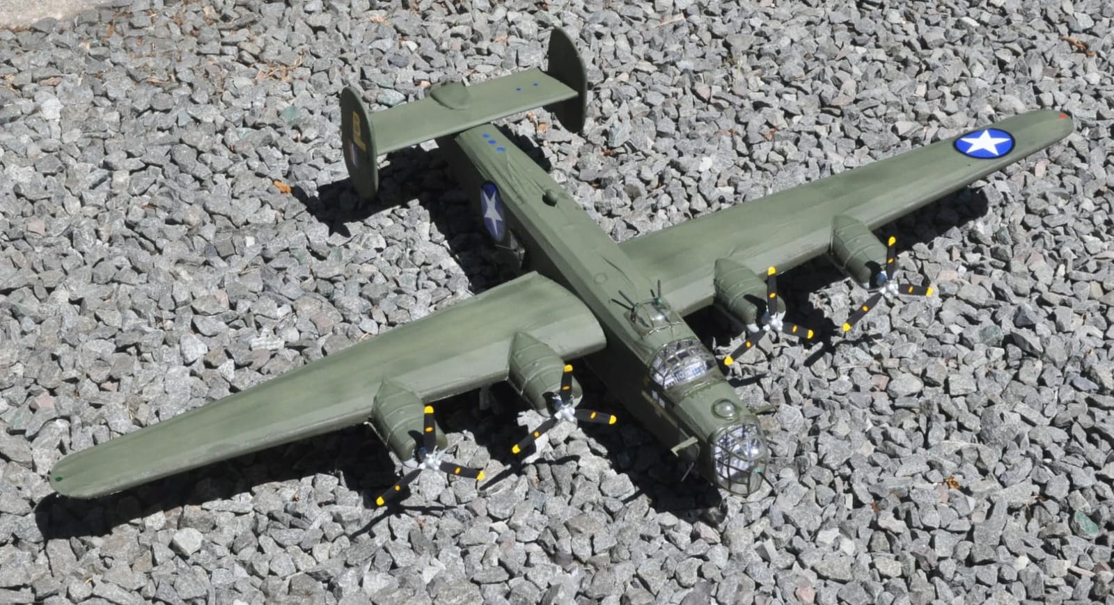 Guillow's Consolidated B-24D Liberator Model Kit, Small customer photo 1