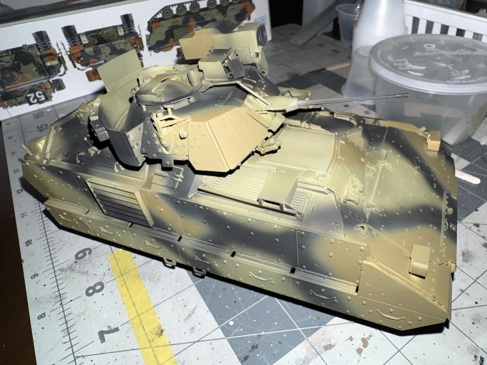 Tamiya 35264 Desert Storm 1: 35 U.S. M2 A2 Bradley IFV customer photo 2