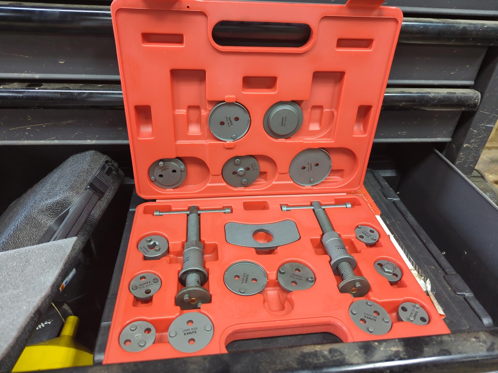 SUNEX TOOLS 3930 18-Piece Master Disc Brake Caliper Tool Set and Wind Back Kit, Compressor, Spreader Tool Set for Brake Pad Replacement with Magnetic Thrust Bolts customer photo 1