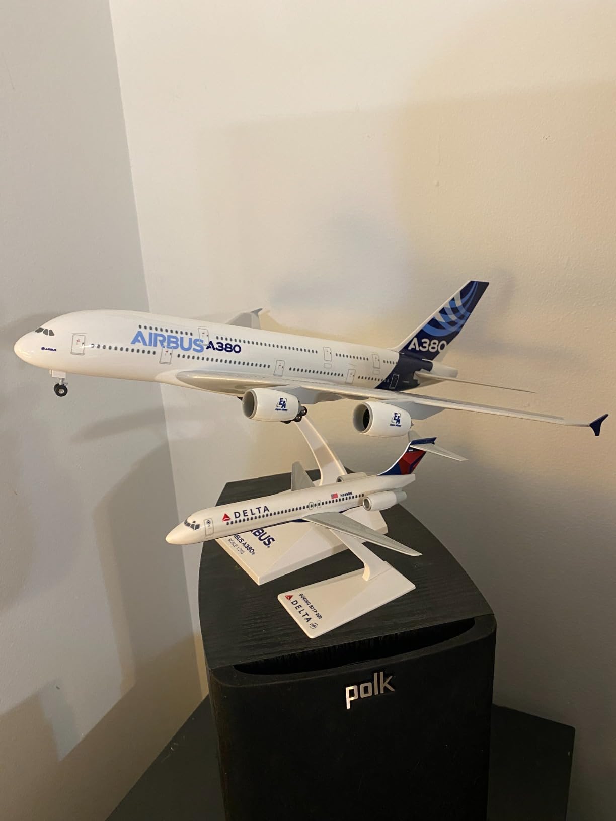 Daron Skymarks Airbus A380-800 H/C with Gear, 1/200-Scale, White customer photo 1