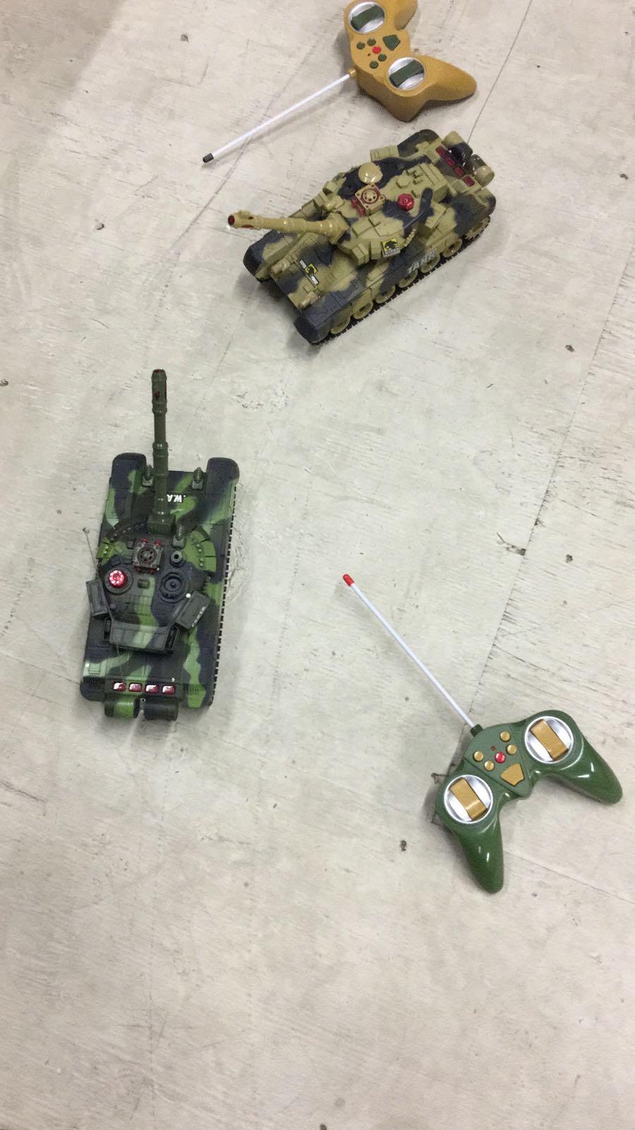 Haktoys 2-Pack RC Battle Tank Set – 1:24 Scale Remote Control Military Fighting Tanks with Lights, Realistic Sounds & Life Indicators | Radio Control Army Toy for Kids & Adults customer photo 1