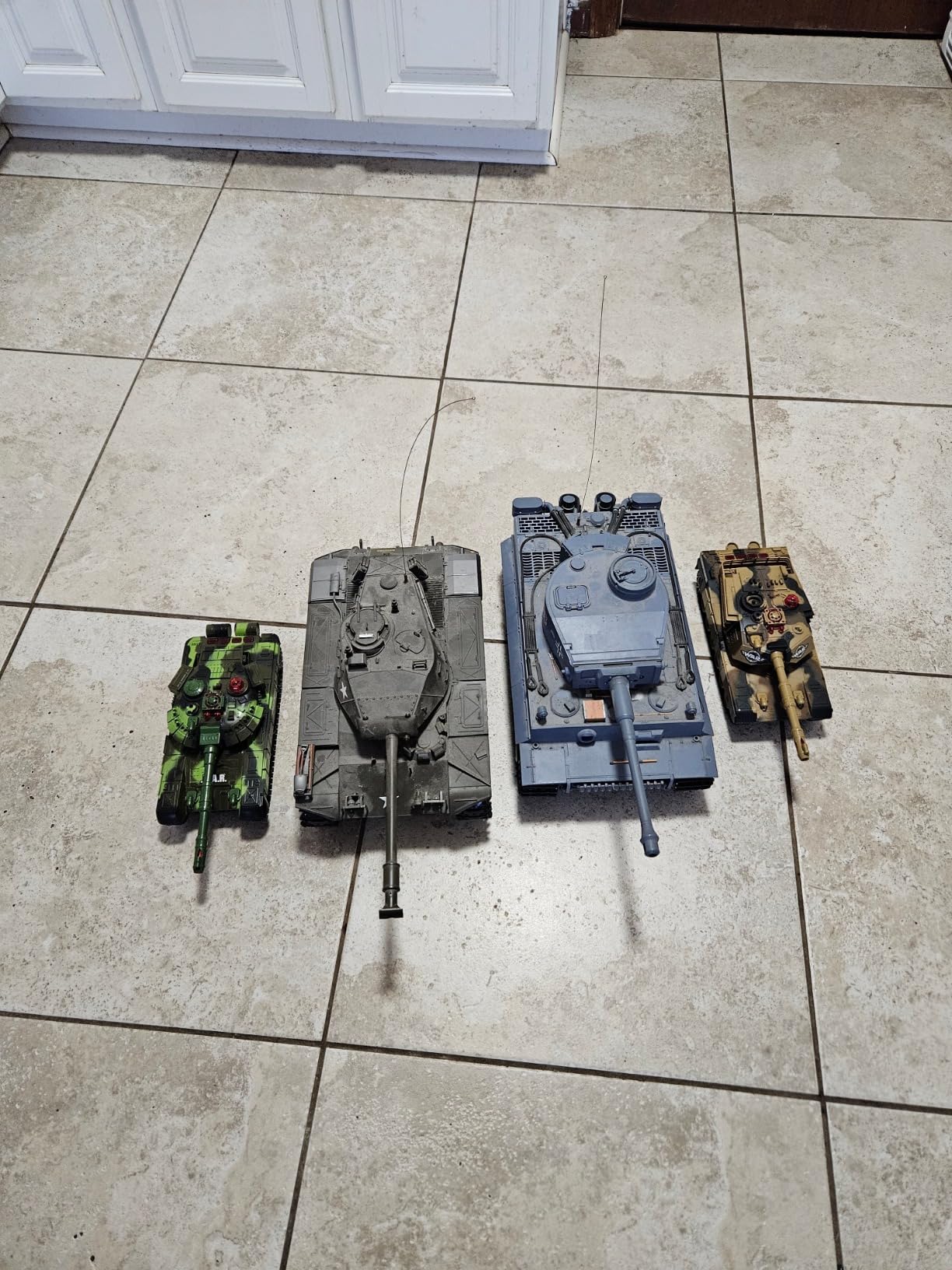 Haktoys 2-Pack RC Battle Tank Set – 1:24 Scale Remote Control Military Fighting Tanks with Lights, Realistic Sounds & Life Indicators | Radio Control Army Toy for Kids & Adults customer photo 2