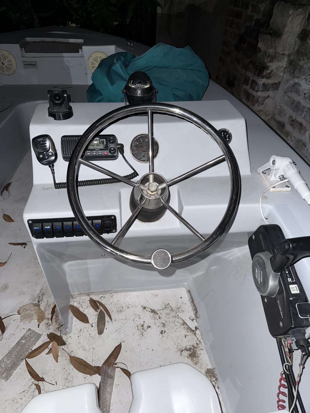 Uniden UM435BK Advanced Fixed Mount VHF Marine Radio, All USA/International/Canadian Marine Channels including new 4-Digit, CDN “B” Channels, 1 Watt/25 Watt Power, Waterproof IPX8 Submersible, Black customer photo 1