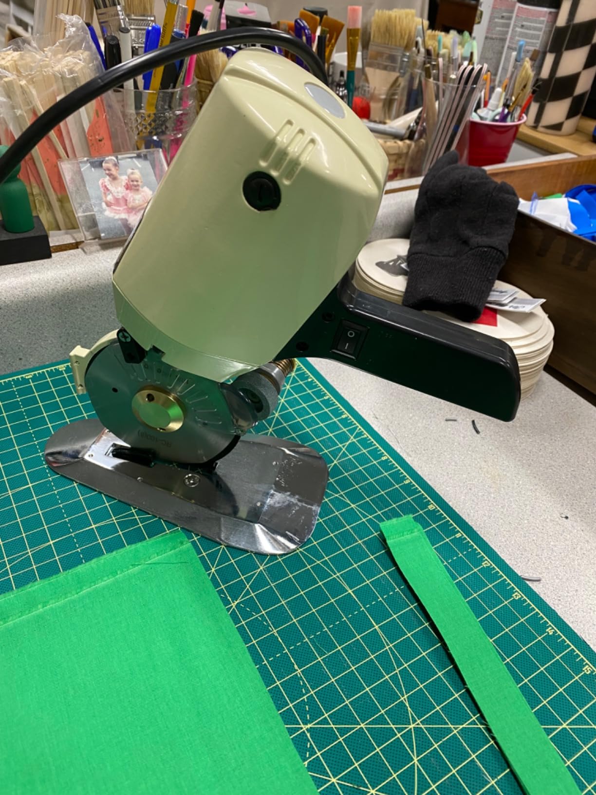 BEAMNOVA Electric Rotary Cutter for Fabric, Cloth Cutting Machine - 4 Inch Circle Blade, Sharpener, 250W Hand Held Tabletop Multi-Layer Fabric Slitting Tool customer photo 2