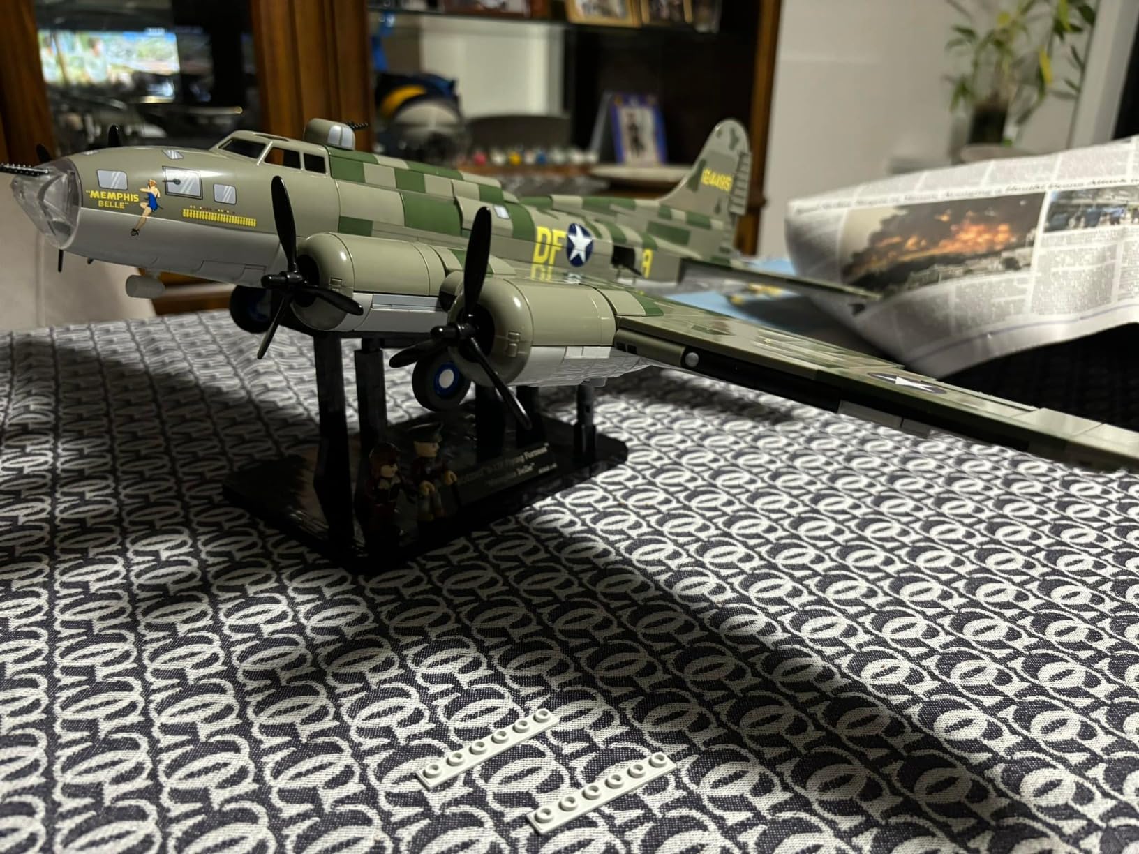 COBI Historical Collection WWII Boeing™ B-17F Flying Fortress™ Memphis Belle Aircraft - Executive Edition 49,5x14x66 cm customer photo 1