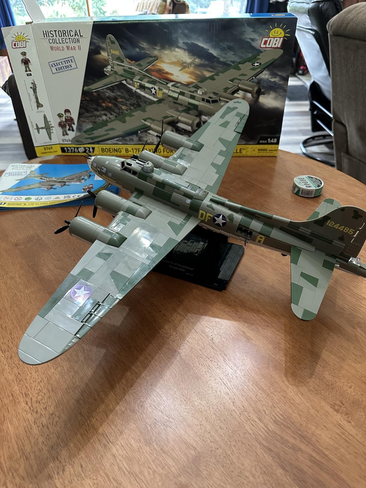 COBI Historical Collection WWII Boeing™ B-17F Flying Fortress™ Memphis Belle Aircraft - Executive Edition 49,5x14x66 cm customer photo 2
