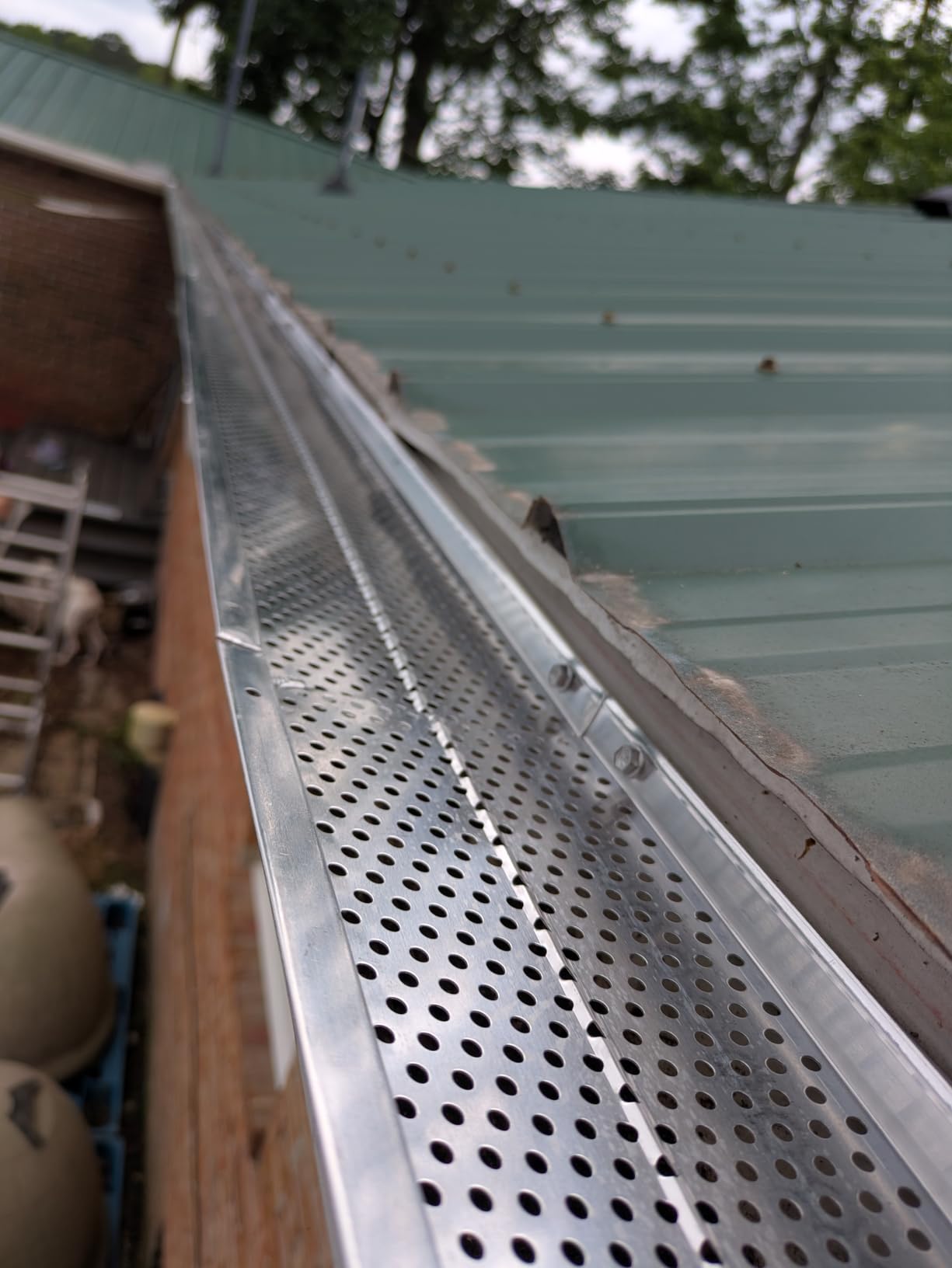 VEVOR Gutter Guard, 5 inch Width, Aluminum Leaf Filter DIY Gutter Cover, 52 PCS 208 ft Total Length, 0.157'' Hole Diameter & 0.02'' Thick Fits Any Roof or Gutter Type customer photo 2