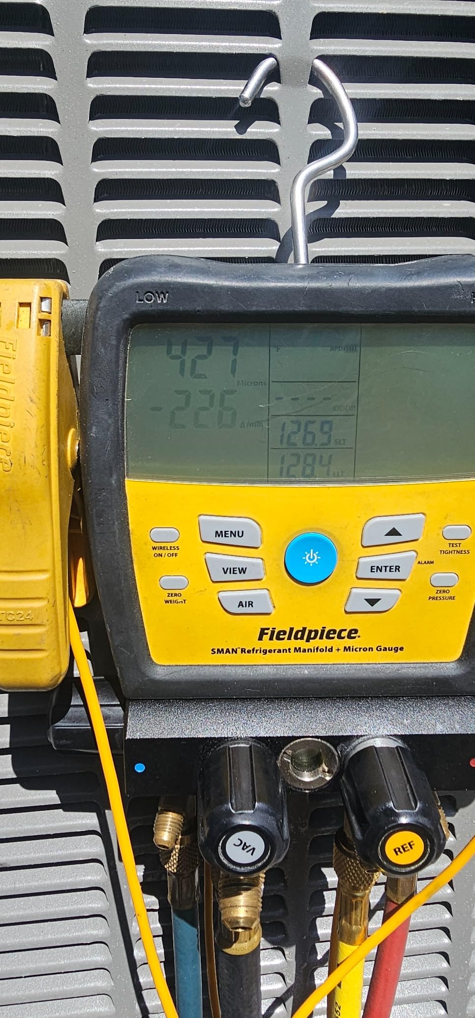 Fieldpiece SM482V Wireless 4-Port SMAN Refrigerant Manifold with Vacuum Gauge – Air Conditioning/Refrigerant Digital Gauges for HVAC & Refrigeration customer photo 1