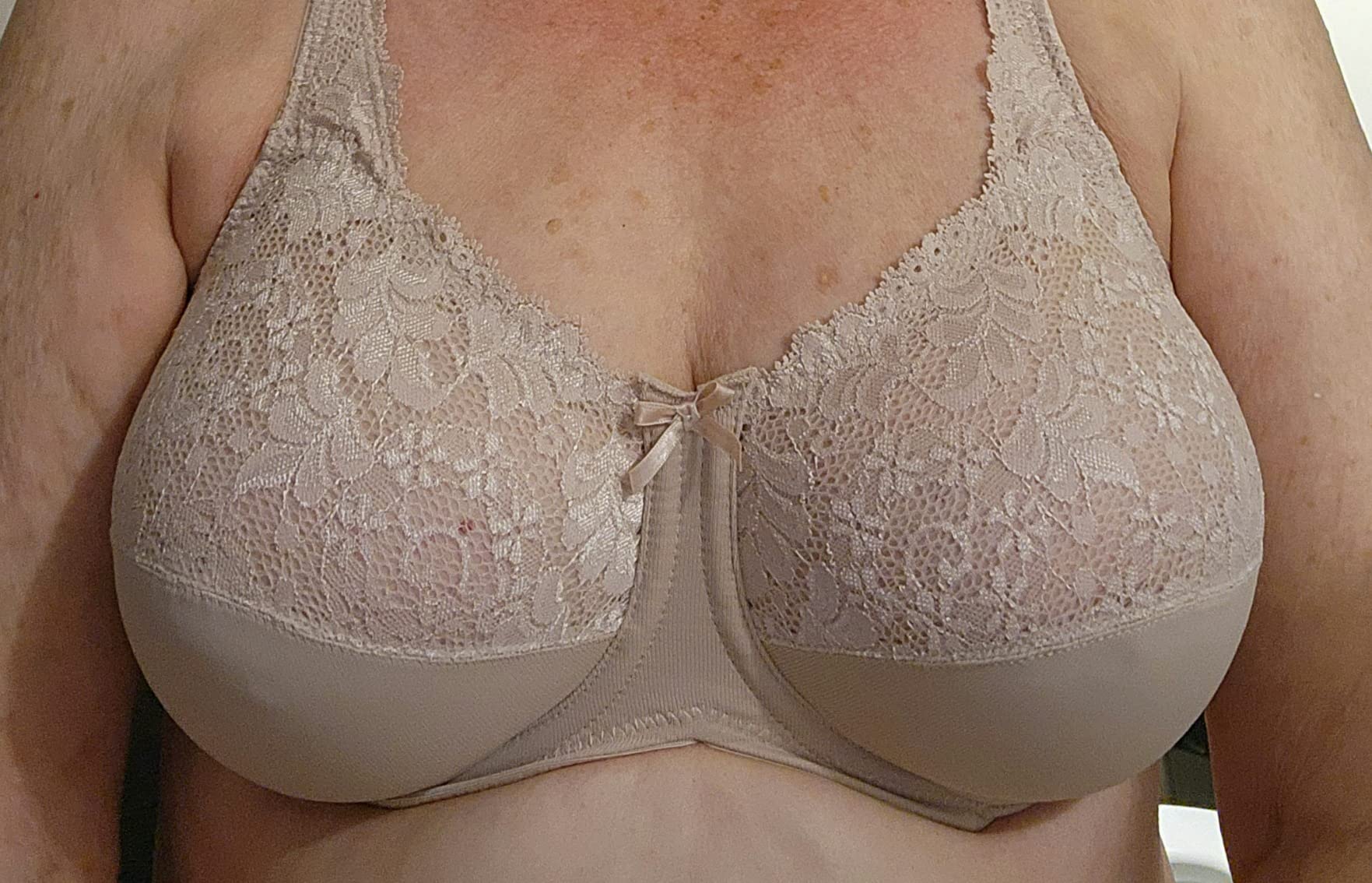 Bali Women's Lilyette Minimizer Underwire Bra with Lace Trim, Microfiber Full Coverage Bra customer photo 2