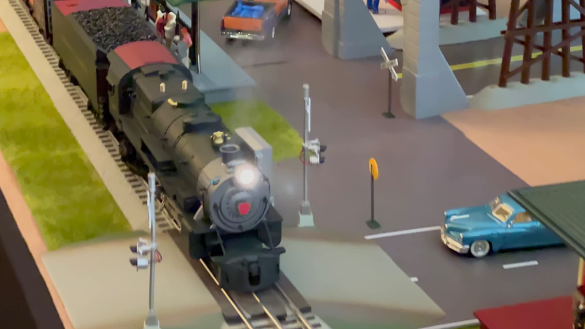 Lionel O Gauge FasTrack Grade Crossing with Flashing Signals & Sound customer photo 1
