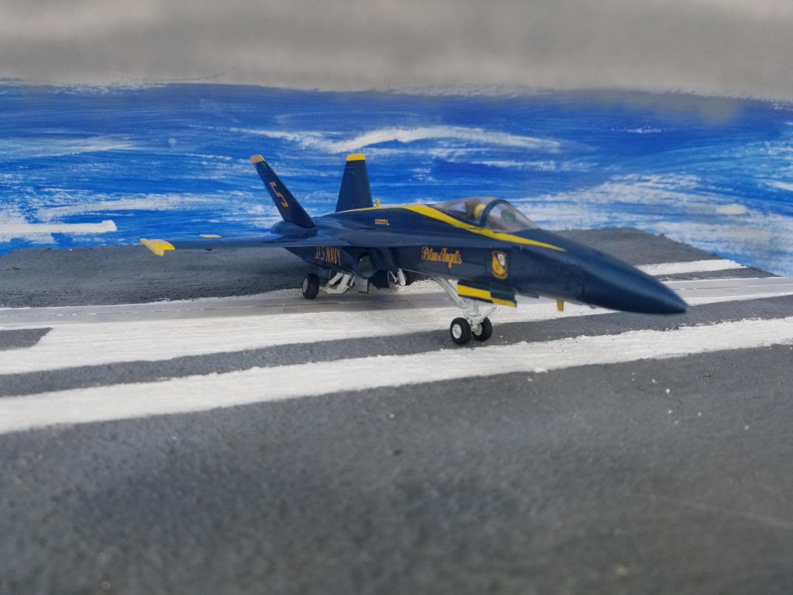 Hasegawa 1/72 Blu Angel F/A-18A Hornet customer photo 1