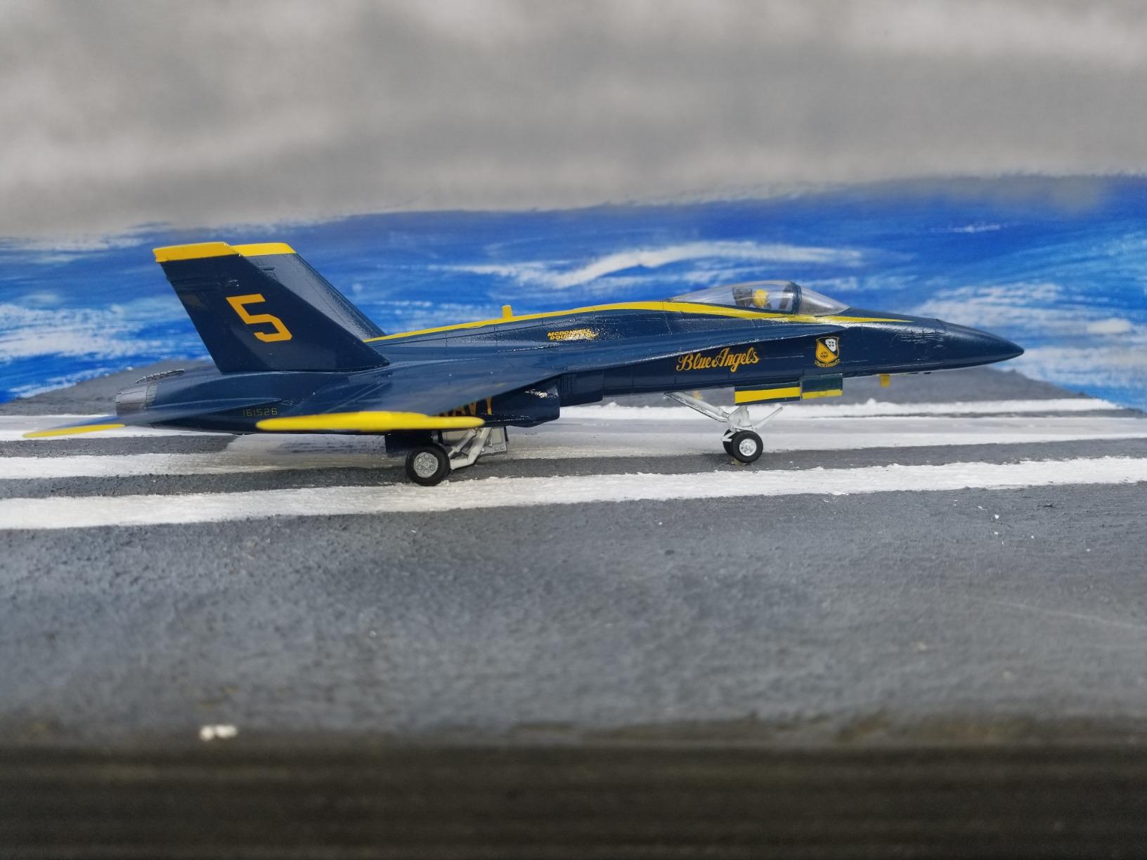 Hasegawa 1/72 Blu Angel F/A-18A Hornet customer photo 2