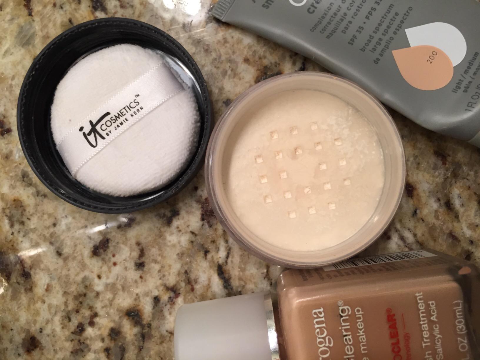 IT Cosmetics Bye Bye Pores – Poreless Finish Loose Setting Powder Makeup – Translucent Blurring Face Powder for All Skin Tones – with Peptides, Silk, Collagen & Antioxidants – 0.23 oz customer photo 1