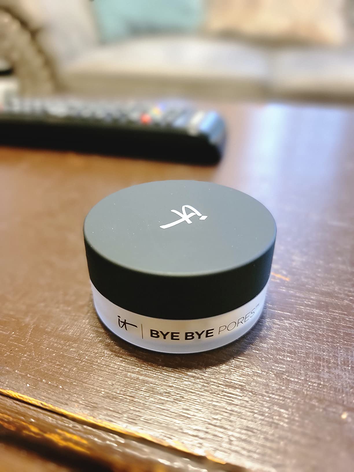 IT Cosmetics Bye Bye Pores – Poreless Finish Loose Setting Powder Makeup – Translucent Blurring Face Powder for All Skin Tones – with Peptides, Silk, Collagen & Antioxidants – 0.23 oz customer photo 2