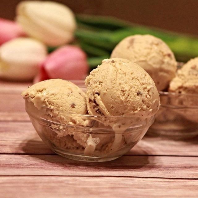 Cuisinart Ice Cream Maker Machine, 1.5 Quart Double Insulated Machine, Sorbet and Frozen Yogurt Maker, Ready in 20 Minutes, ICE-21RP1, Red customer photo 1