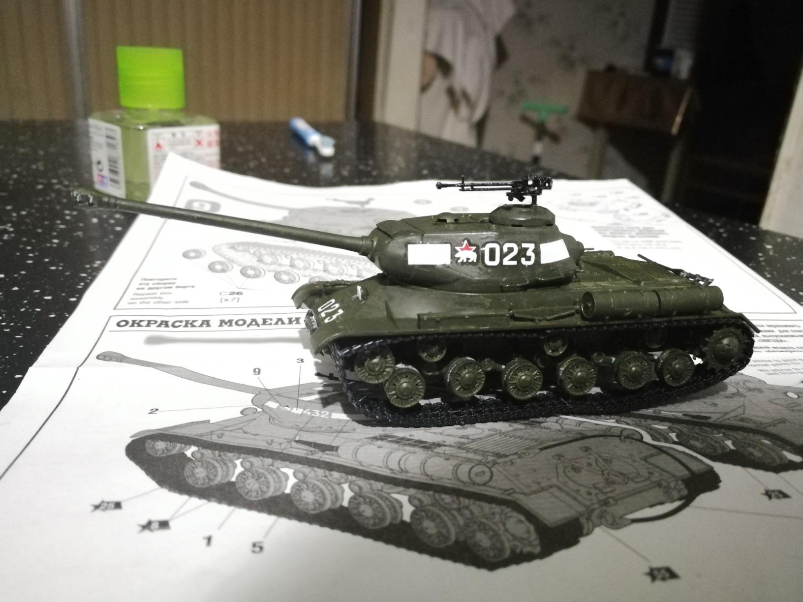 ZVEZDA 5011 - Soviet Heavy Tank IS-2 - Unpainted Plastic Kit - Scale 1:35 94 Parts 5.4