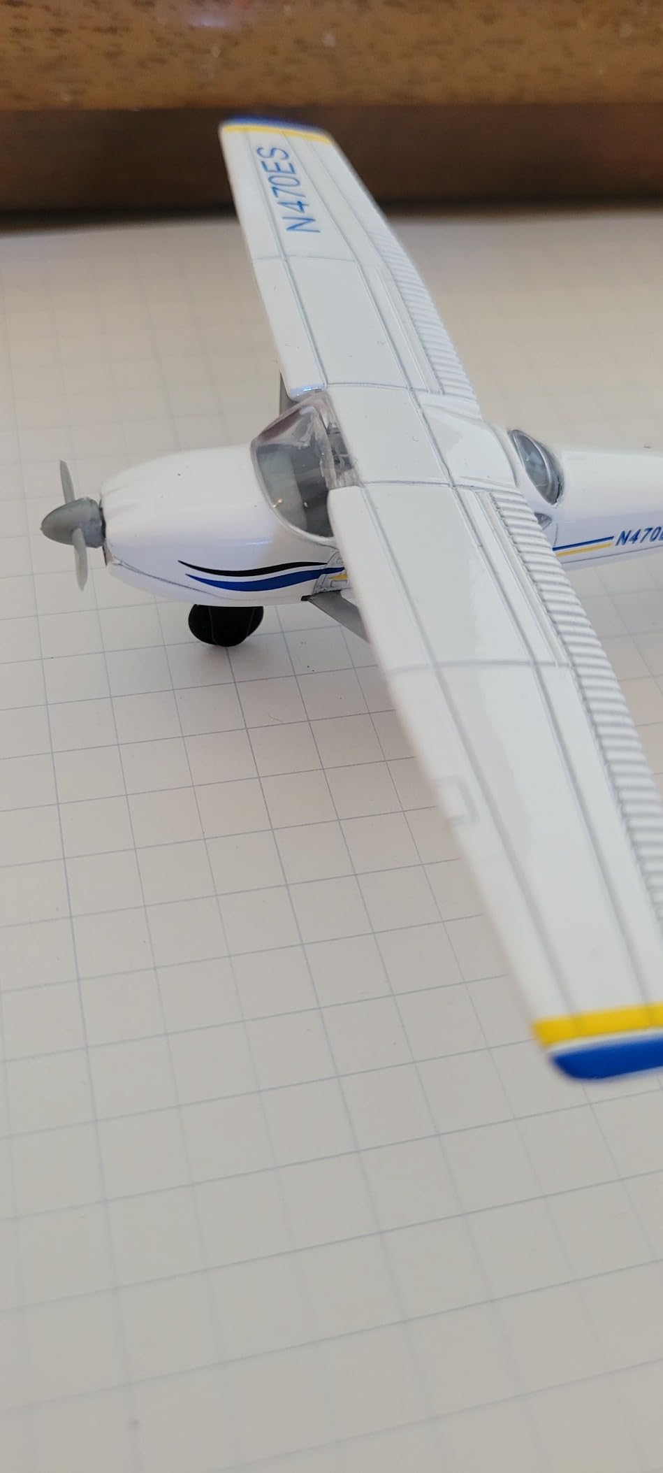Daron Runway24 Cessna 172 2000 Skyhawk Blue/White 1:87 Scale Diecast Airplane Model with Runway customer photo 1