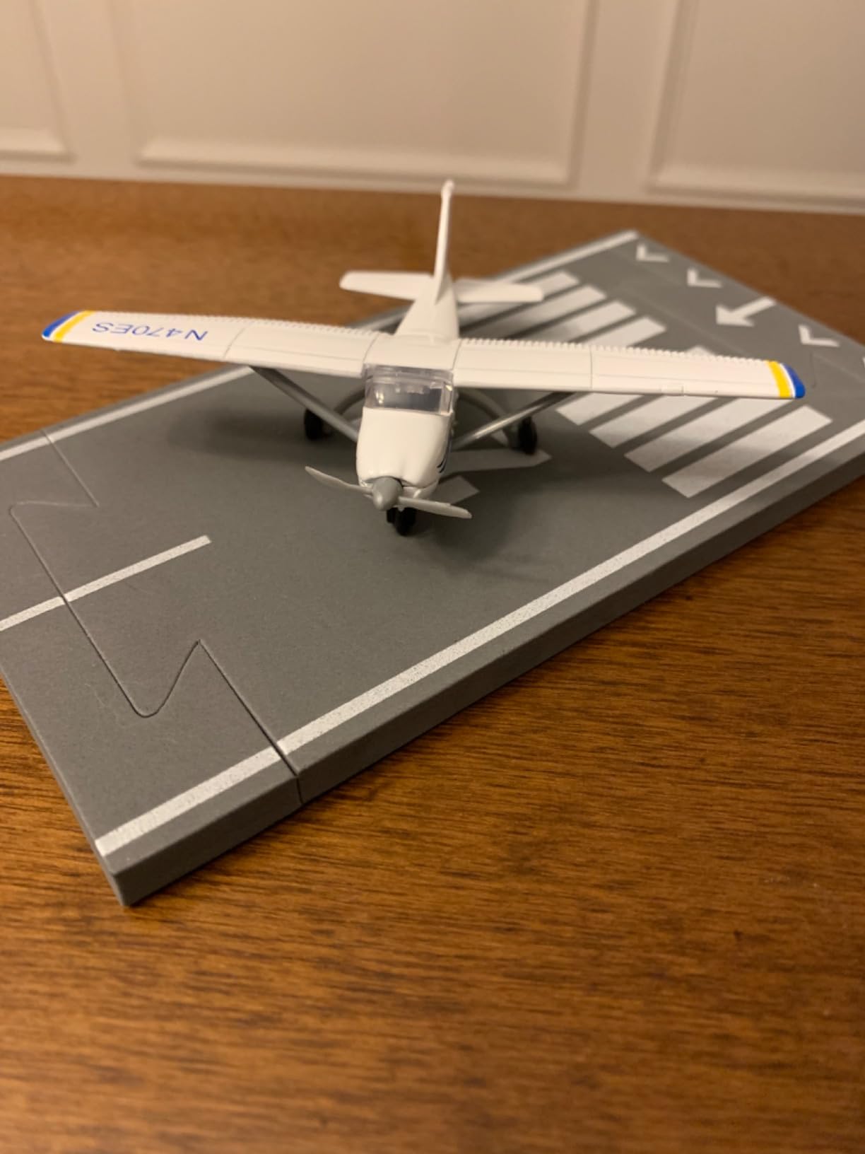 Daron Runway24 Cessna 172 2000 Skyhawk Blue/White 1:87 Scale Diecast Airplane Model with Runway customer photo 2