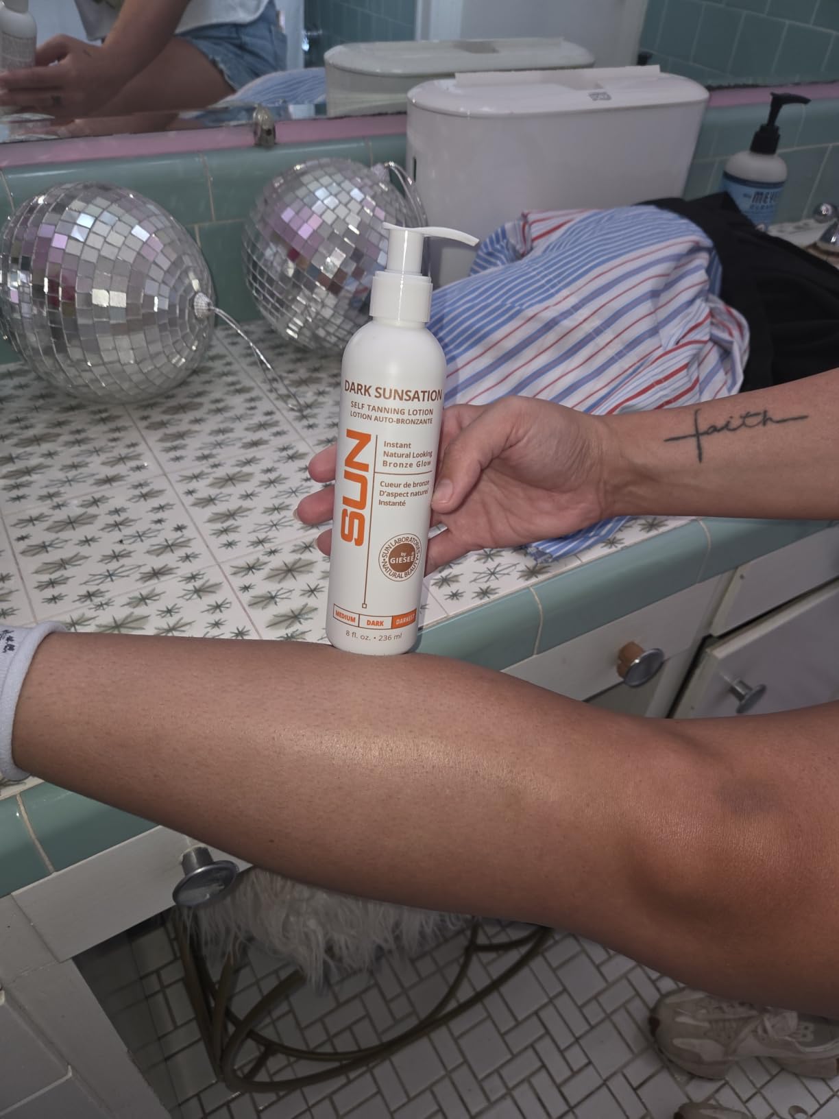 Tan Overnight Sunless Tanning Lotion 8 oz - Self Tanner, Self Tanning Lotion, Face Tanner - Natural, Long Lasting, Instant Dark Bronzer, Gradual Tan for Sun-Kissed Glow customer photo 1