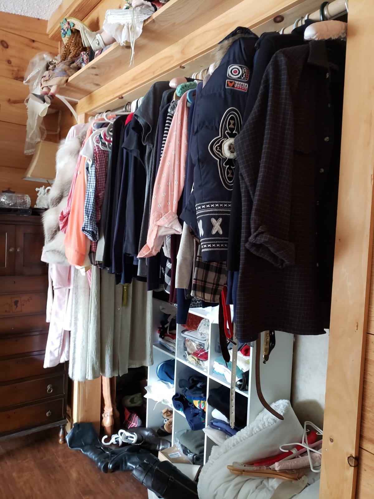 ClosetMaid ShelfTrack Wire Closet Organizer System, Adjustable from 2 to 4 Ft., With Shelves, Clothes Rods, Hardware, Durable Steel, White customer photo 1