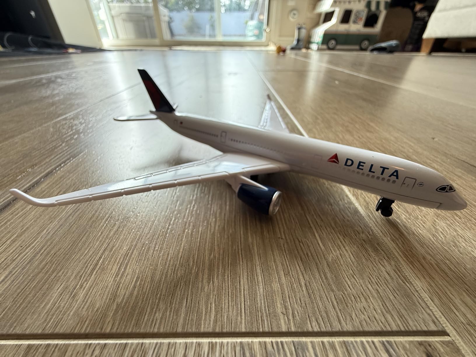 Daron Toy Airplane – Delta Air Lines Airbus A350 – Die-Cast Metal Model Airplane Toy with Plastic Parts for Kids Ages 3+ customer photo 2