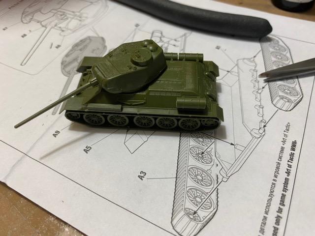 Zvezda 3687 - Soviet Medium Tank (mod. 1944) T-34/85 - Plastic Model Kit Scale 1/36 Lenght 23.9 cm / 9.5