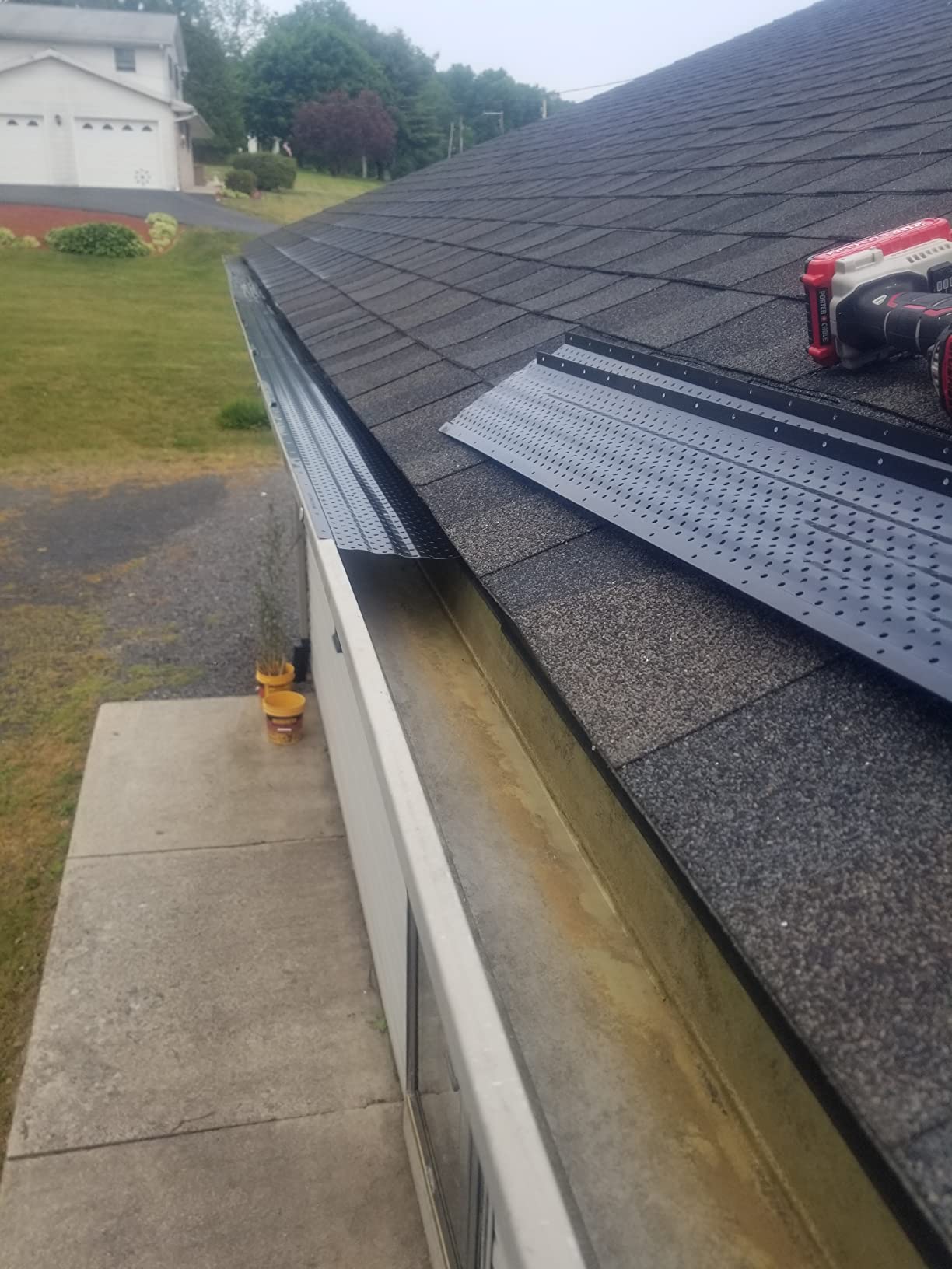 LeafTEK Heavy-Duty Aluminum Gutter Guard System, Fits 6 in, 200 ft, Black customer photo 1