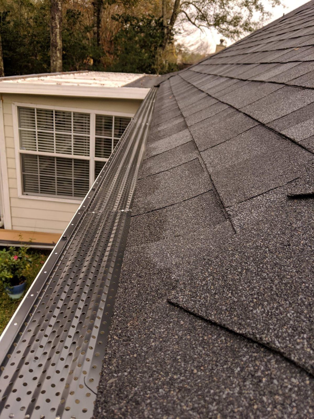 LeafTEK Heavy-Duty Aluminum Gutter Guard System, Fits 6 in, 200 ft, Black customer photo 2