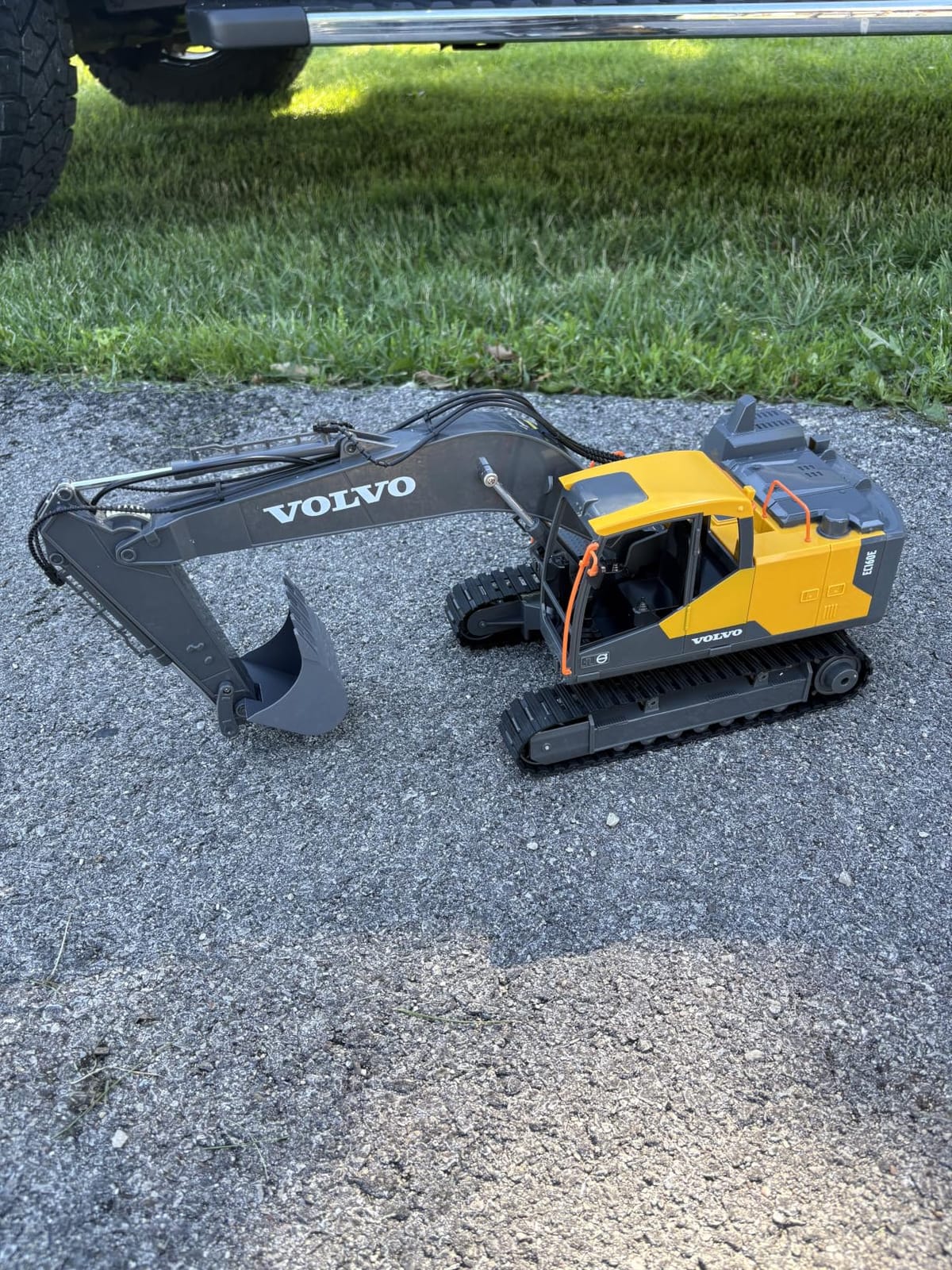Double E Volvo 1:16 Scale Remote Control Excavator, 17 Channel 3-in-1 Construction Toy with Metal Shovel, Drill, Grab & Lights, 2.4GHz Full Function Digger for Outdoor Sandbox, Gift for Kids & Adults customer photo 1