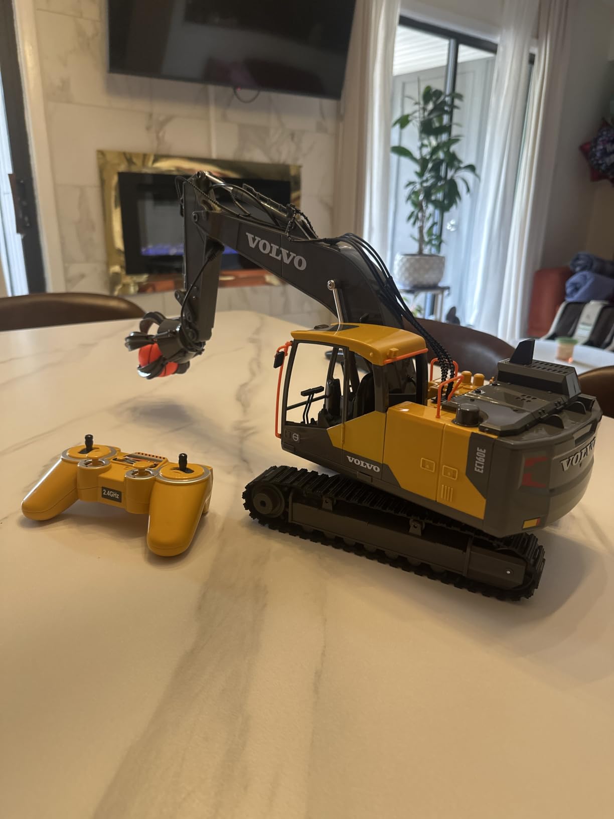 Double E Volvo 1:16 Scale Remote Control Excavator, 17 Channel 3-in-1 Construction Toy with Metal Shovel, Drill, Grab & Lights, 2.4GHz Full Function Digger for Outdoor Sandbox, Gift for Kids & Adults customer photo 2