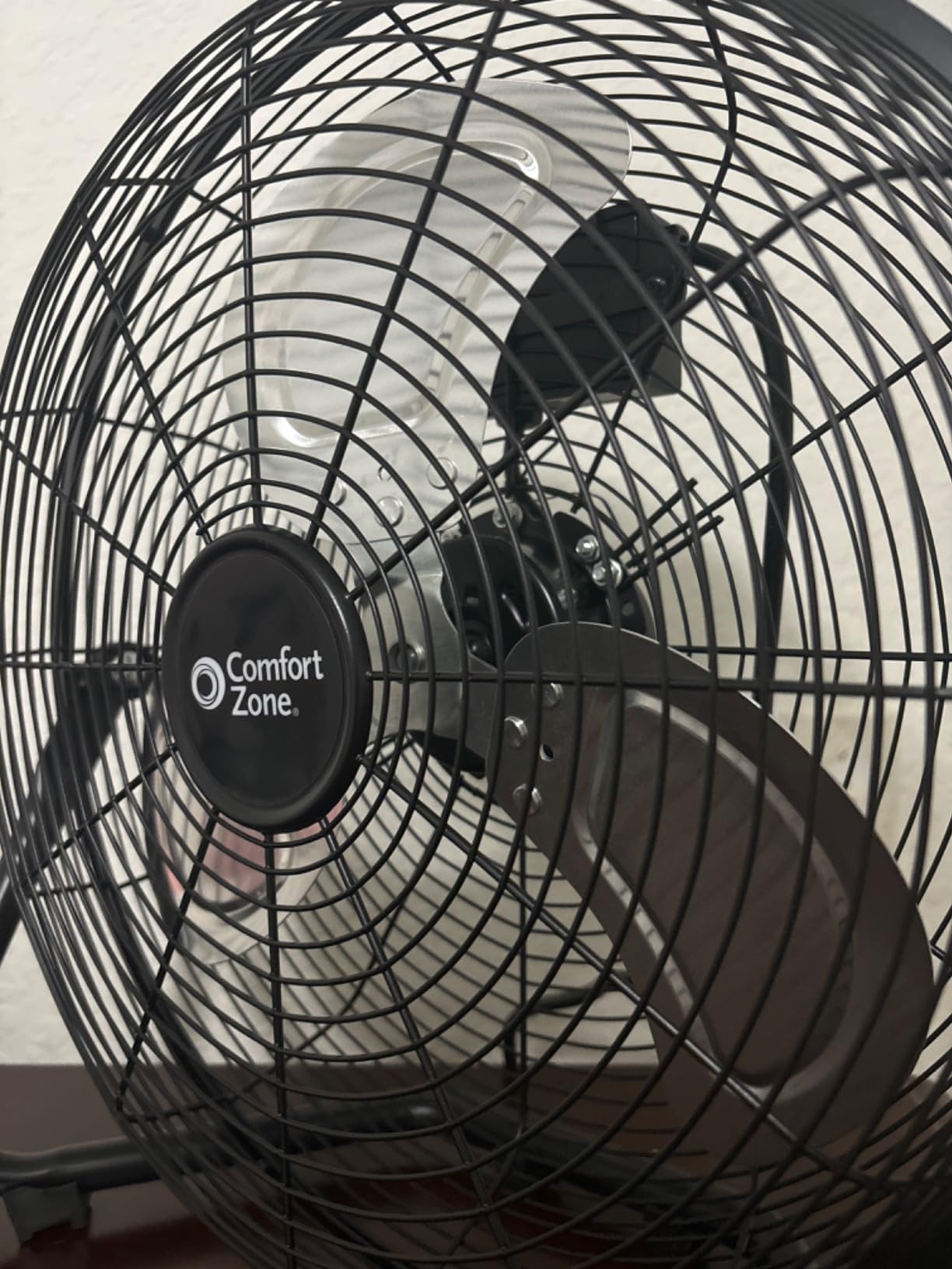 Comfort Zone 20-Inch High-Velocity Industrial Floor Fan, Heavy-Duty 3-Speed Metal Shop Fan with 180° Adjustable Tilt & Carry Handle, Quiet Vibration-Free Cooling for Garage, Workshop, & Home customer photo 2
