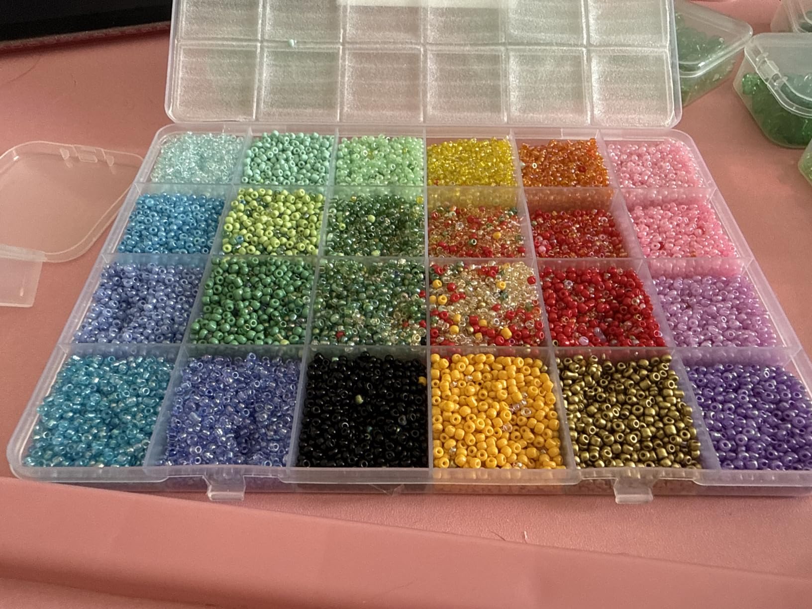 GREENTIME 22800pcs Glass Seed Beads for Bracelets Making Kit, Small Craft Beads 11/0 Waist Beads for DIY Bracelet Necklaces Craft Making Supplies (24 Colors) customer photo 2
