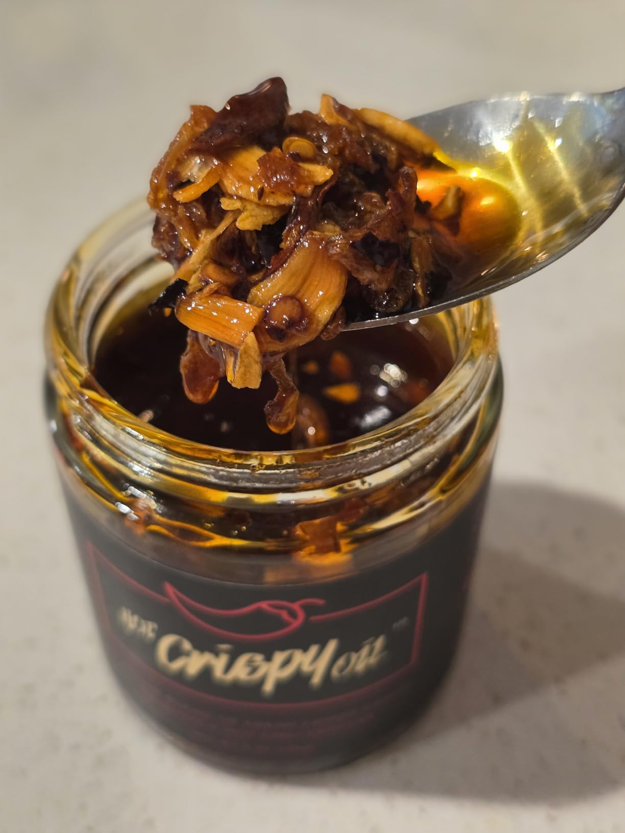 Hot Crispy Oil - Spicy Chili Crisp Blend of Olive Oil, Fresh Crispy Garlic, Shallots & Hot Chili Peppers - Designed for Pizza, Pasta, Eggs, Bread & More - Made in USA - Mild Heat - 6 fl oz - Original customer photo 2