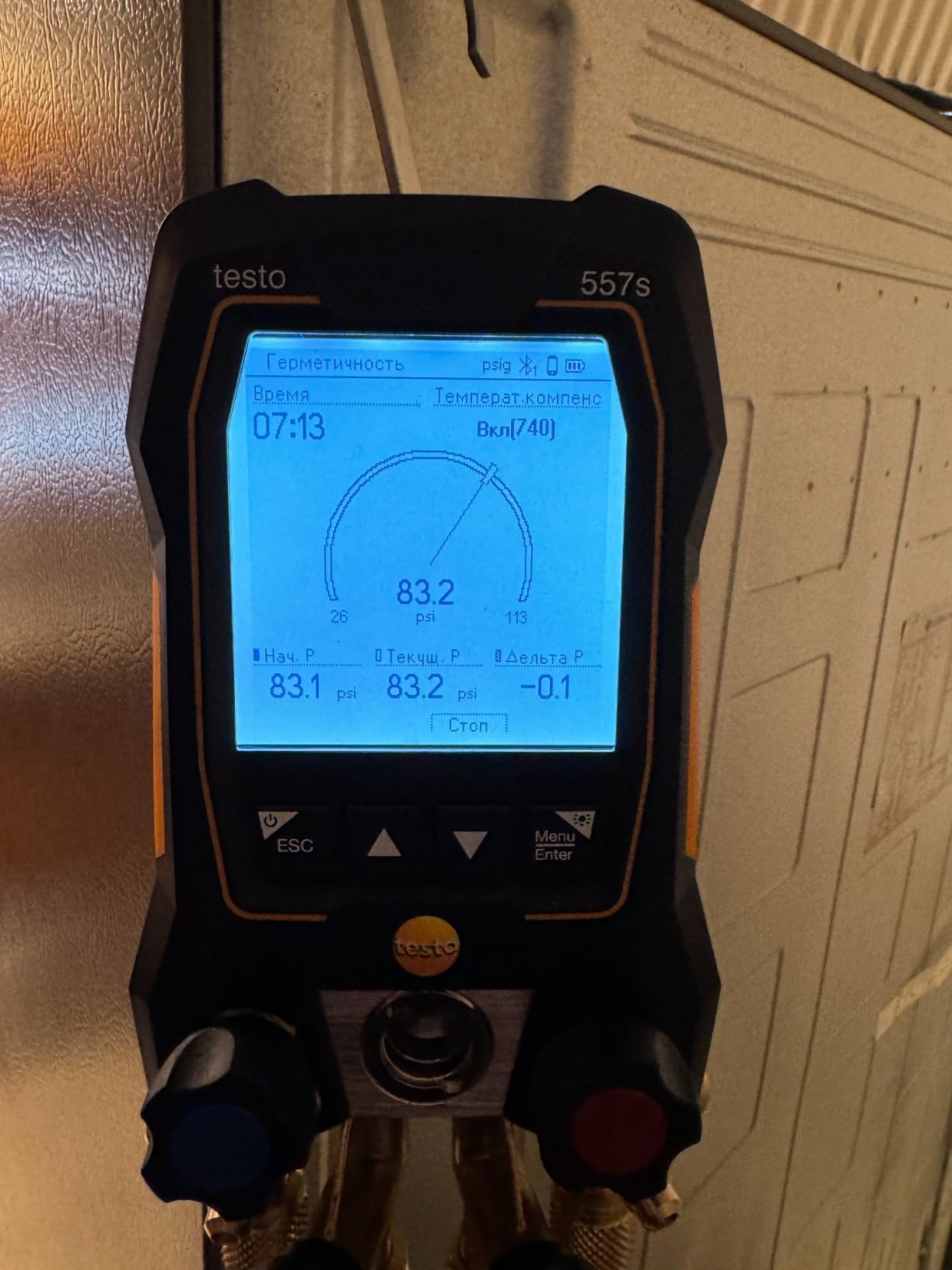 testo 557s AC Manifold Gauge Set – AC Recharge Kit with 2 x 115i Pipe Clamp Thermometer, 1 x 552i Micron Gauge & 4-Way Valve - Set with Bluetooth and App-Connection customer photo 1