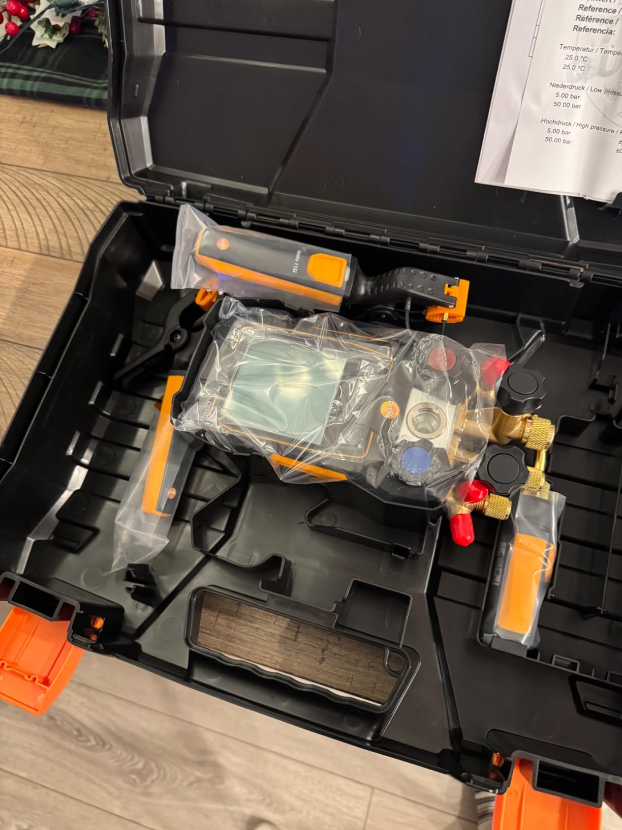 testo 557s AC Manifold Gauge Set – AC Recharge Kit with 2 x 115i Pipe Clamp Thermometer, 1 x 552i Micron Gauge & 4-Way Valve - Set with Bluetooth and App-Connection customer photo 2