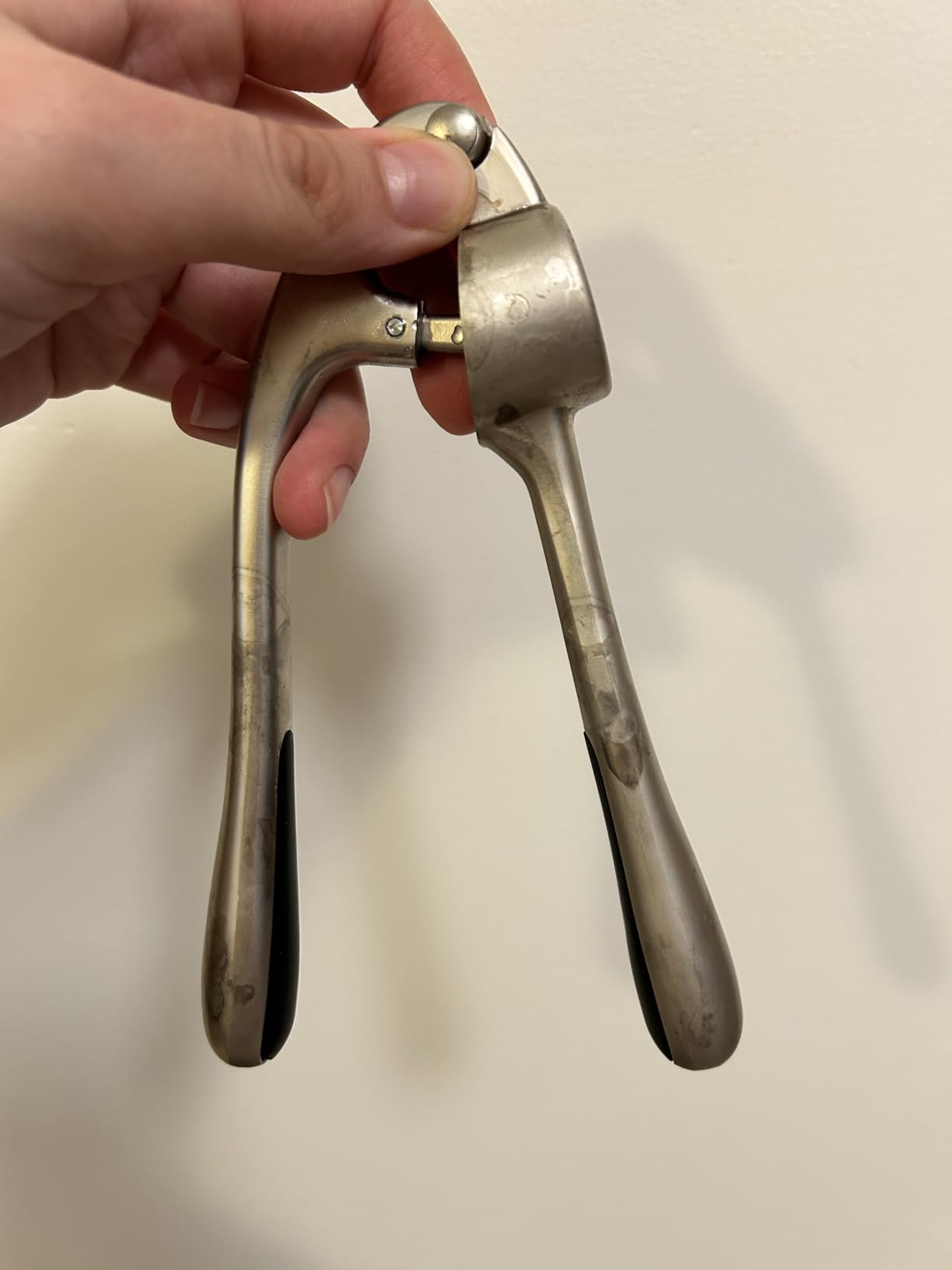 Kitessensu High Effective Garlic Press With Studs, Heavy Duty Garlic Mincer, Easy to Squeeze and Clean, Rust Proof, Ginger Crusher- Imperial Silver customer photo 1